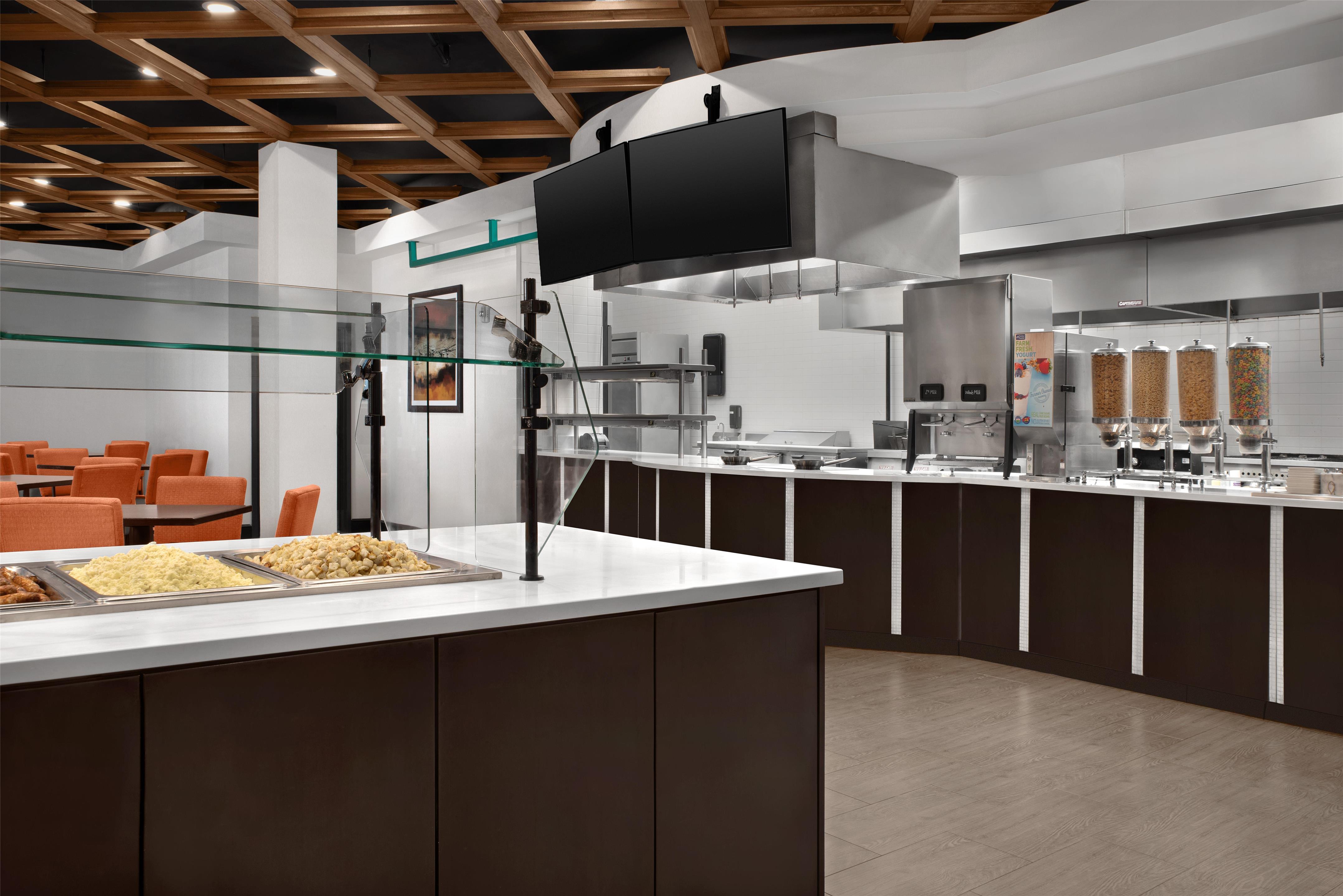 Breakfast Area | Embassy Suites Birmingham/Hoover