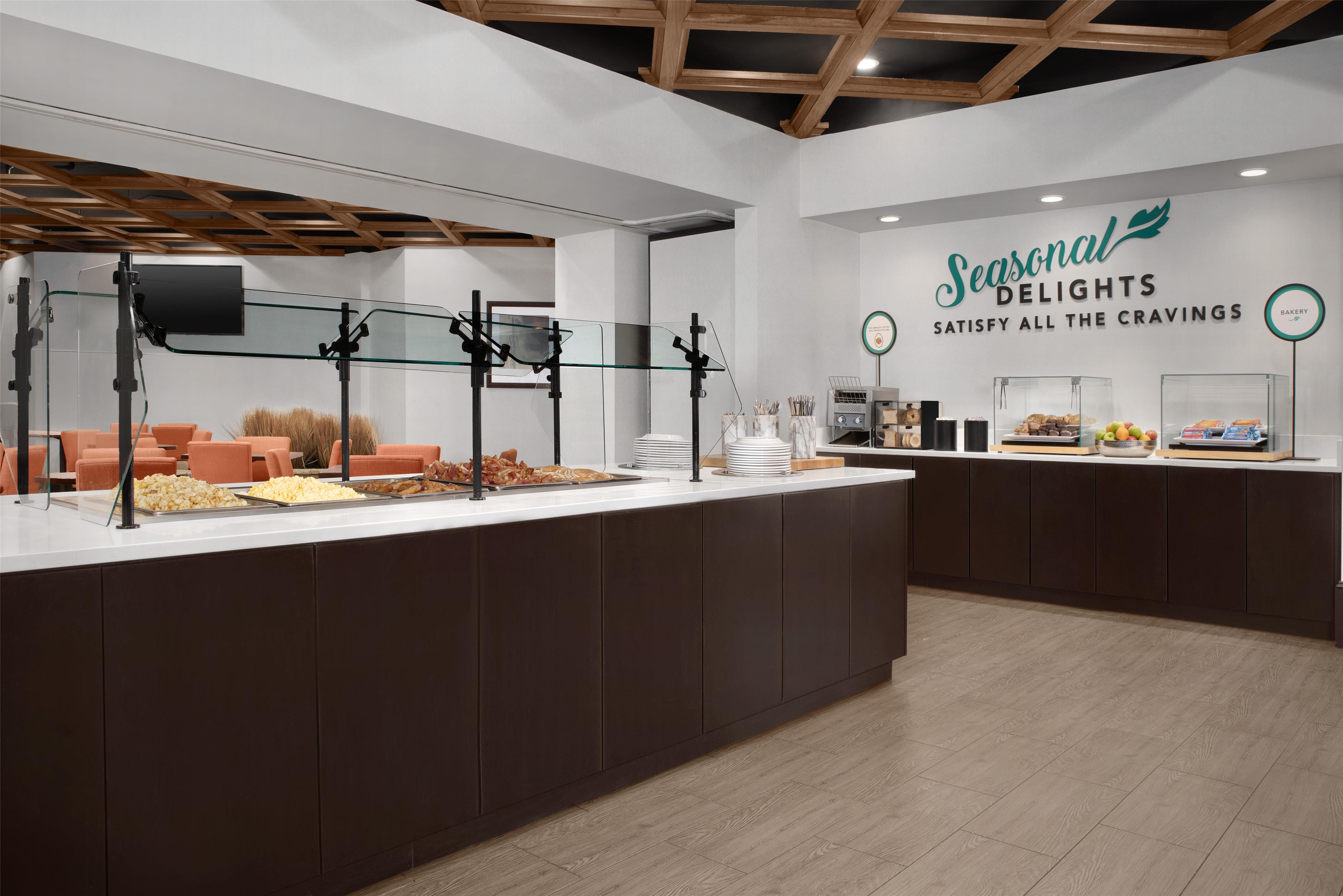 Breakfast Area | Embassy Suites Birmingham/Hoover