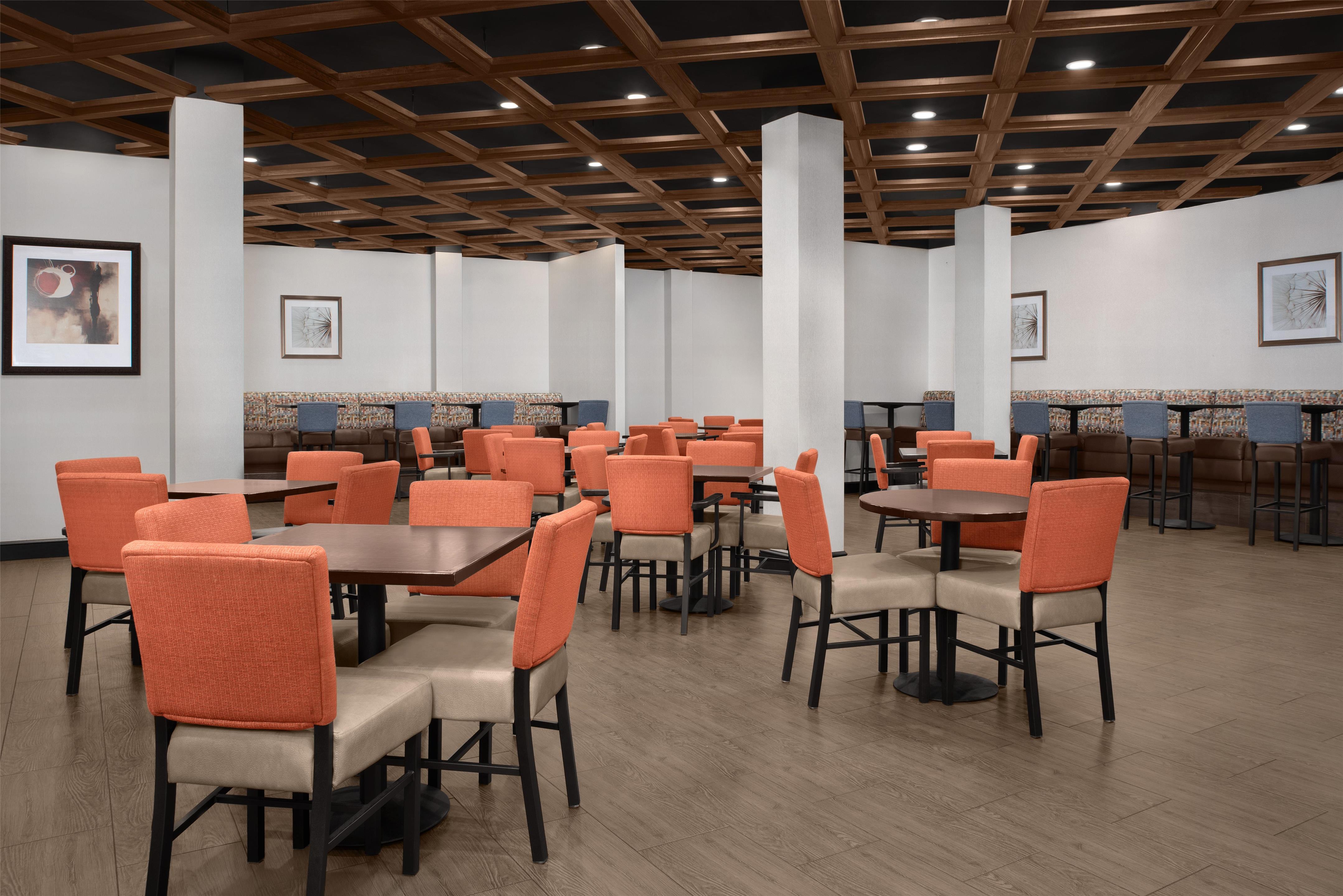 Breakfast Area | Embassy Suites Birmingham/Hoover