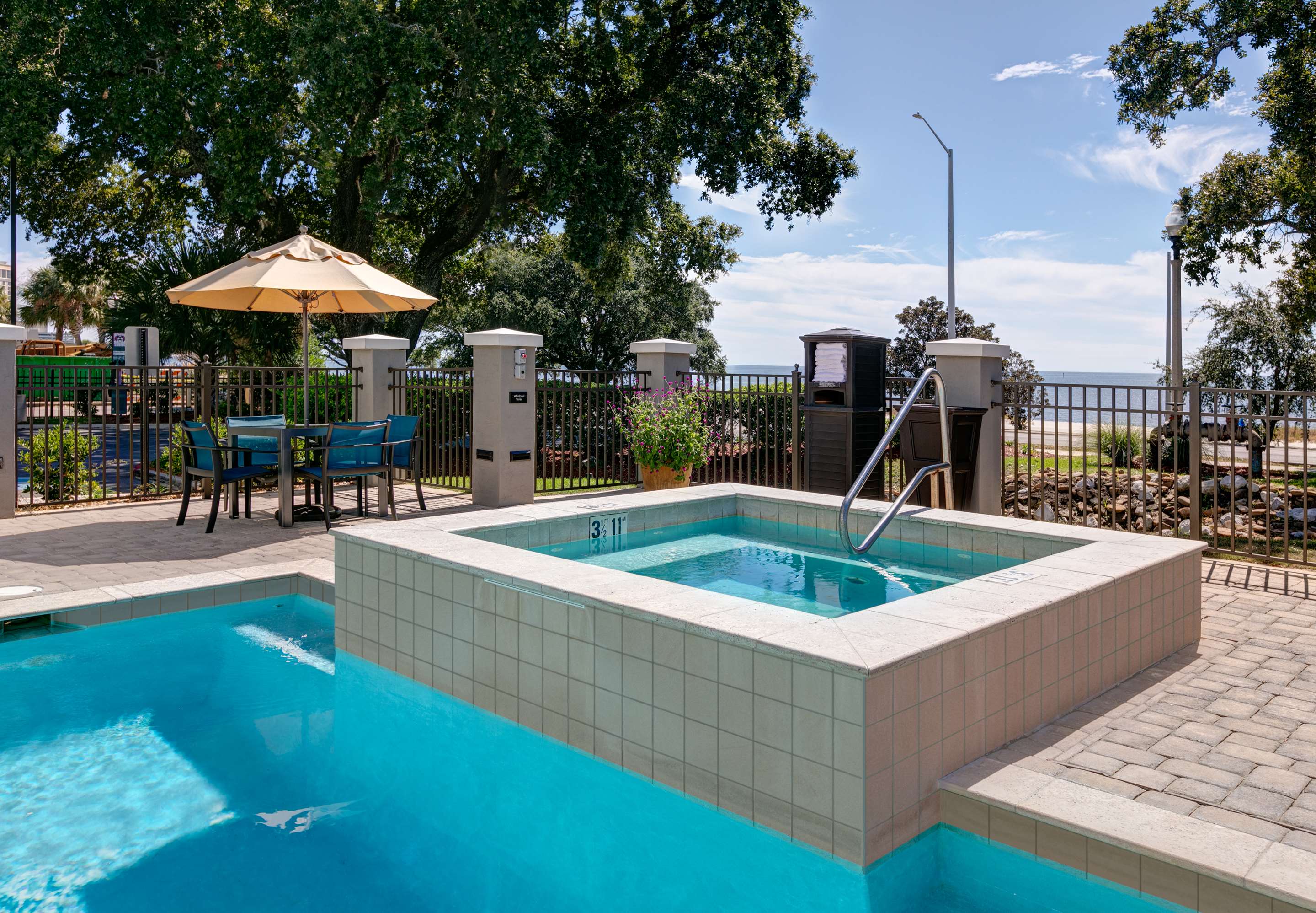 Pool | Hampton Inn Biloxi