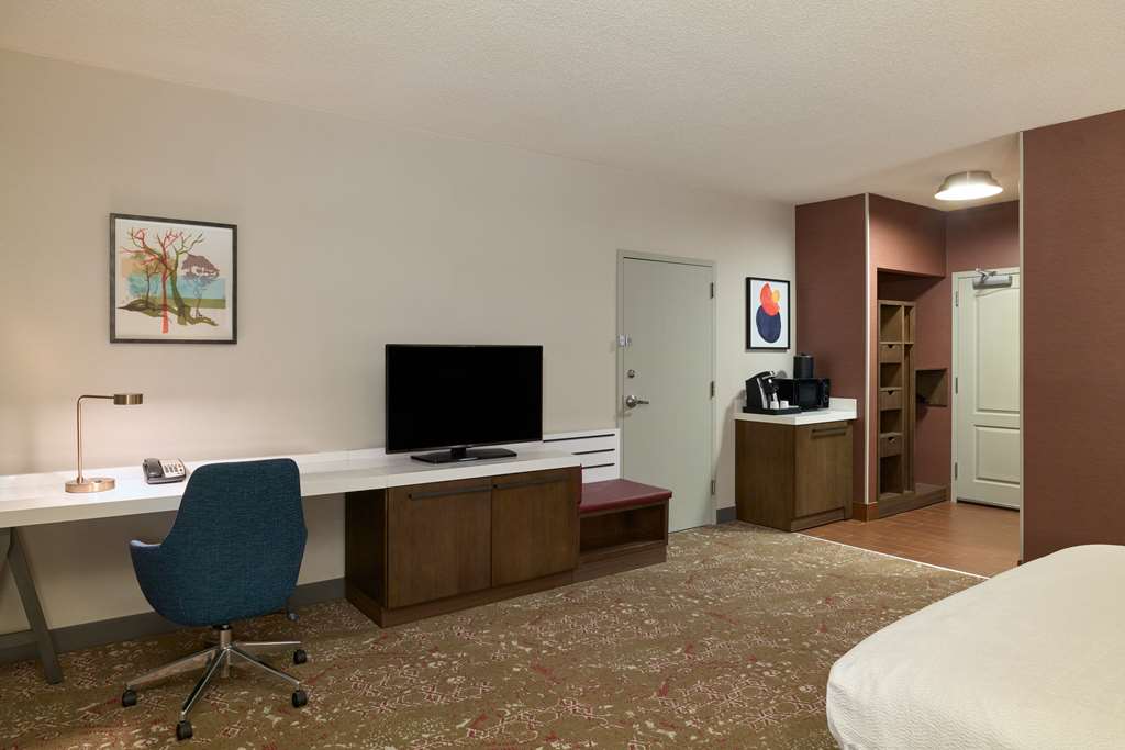 Hilton Garden Inn Bloomington - Tap to explore photos