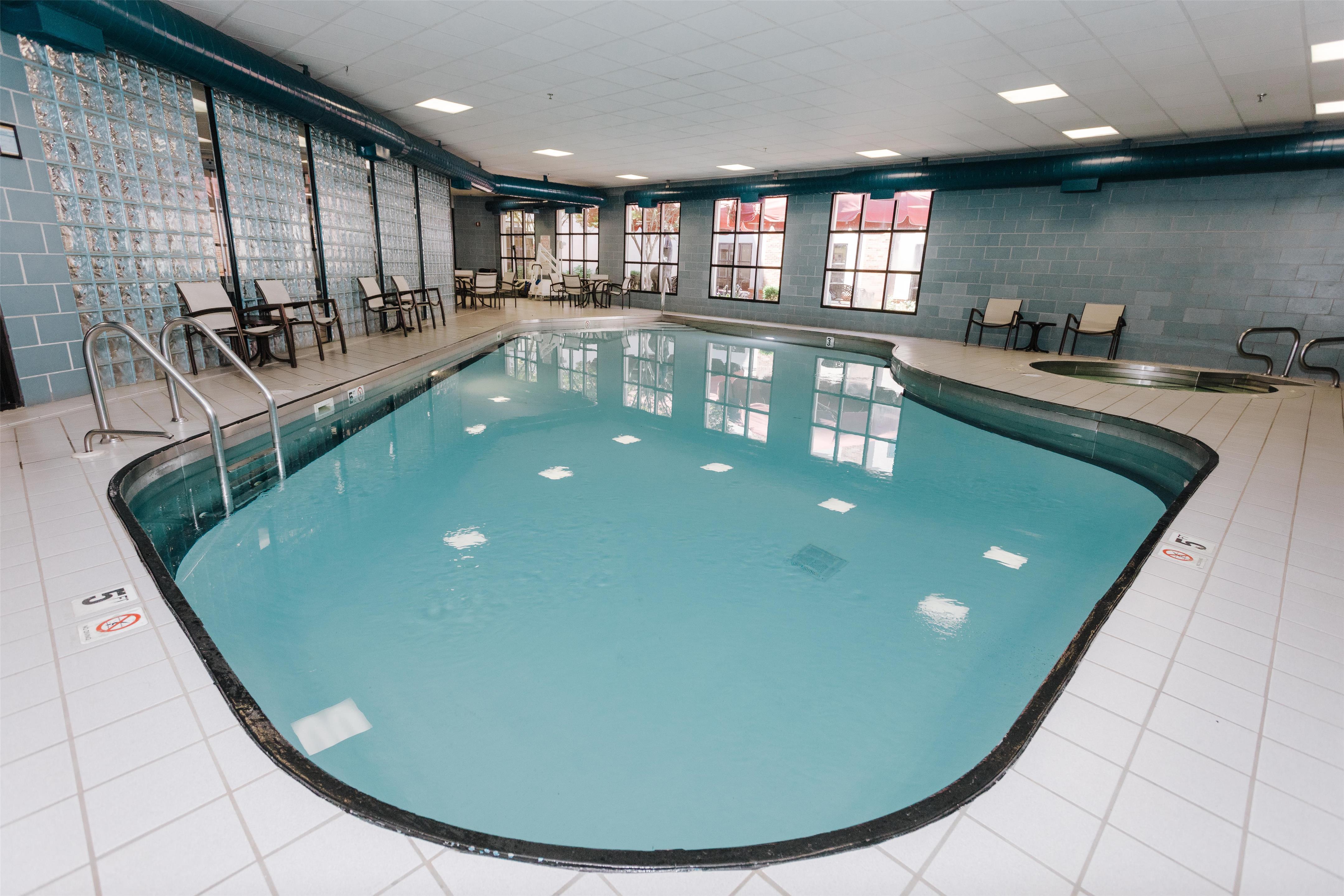Pool | DoubleTree by Hilton Hotel Bloomington