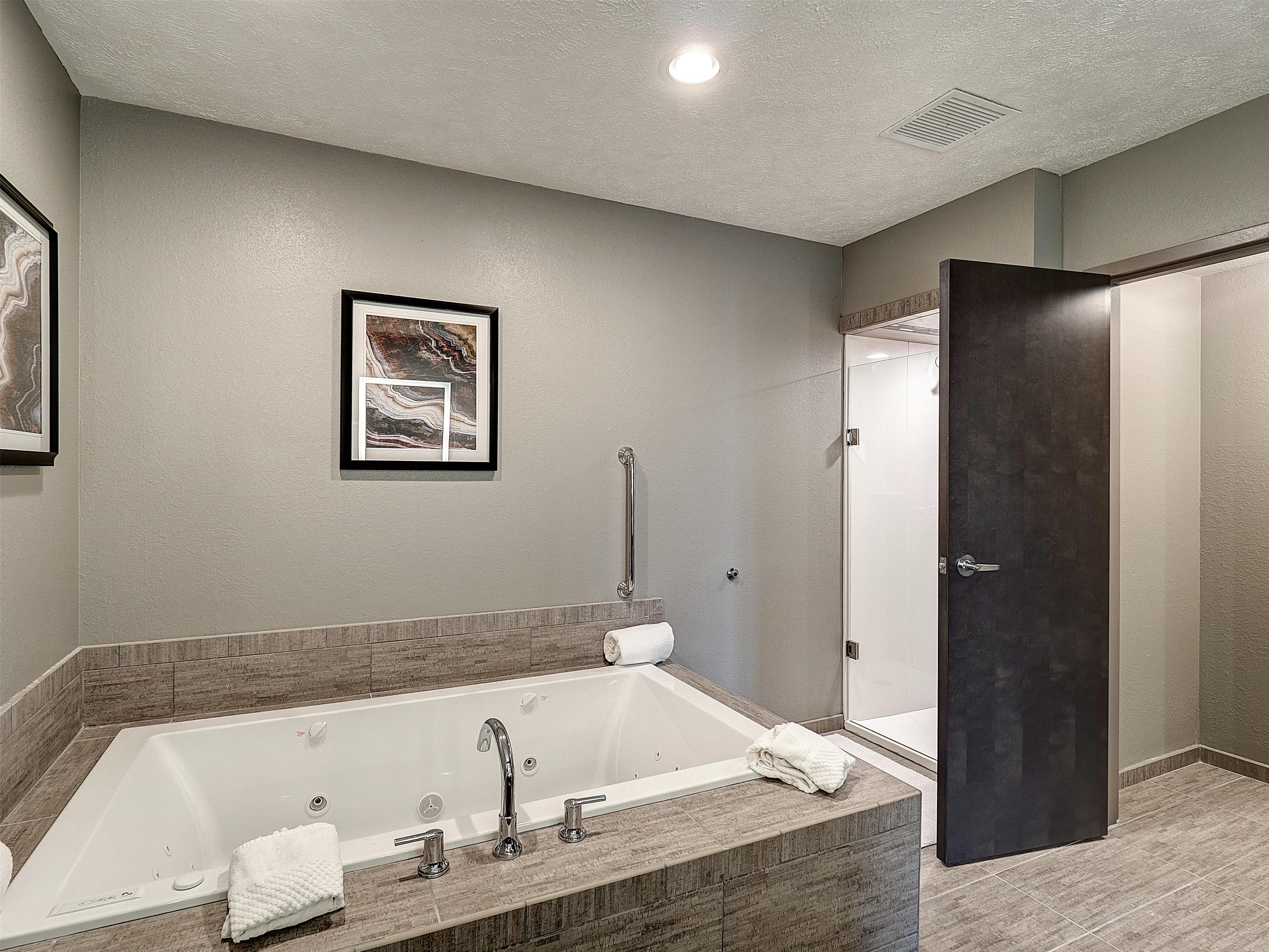 Guest room bath