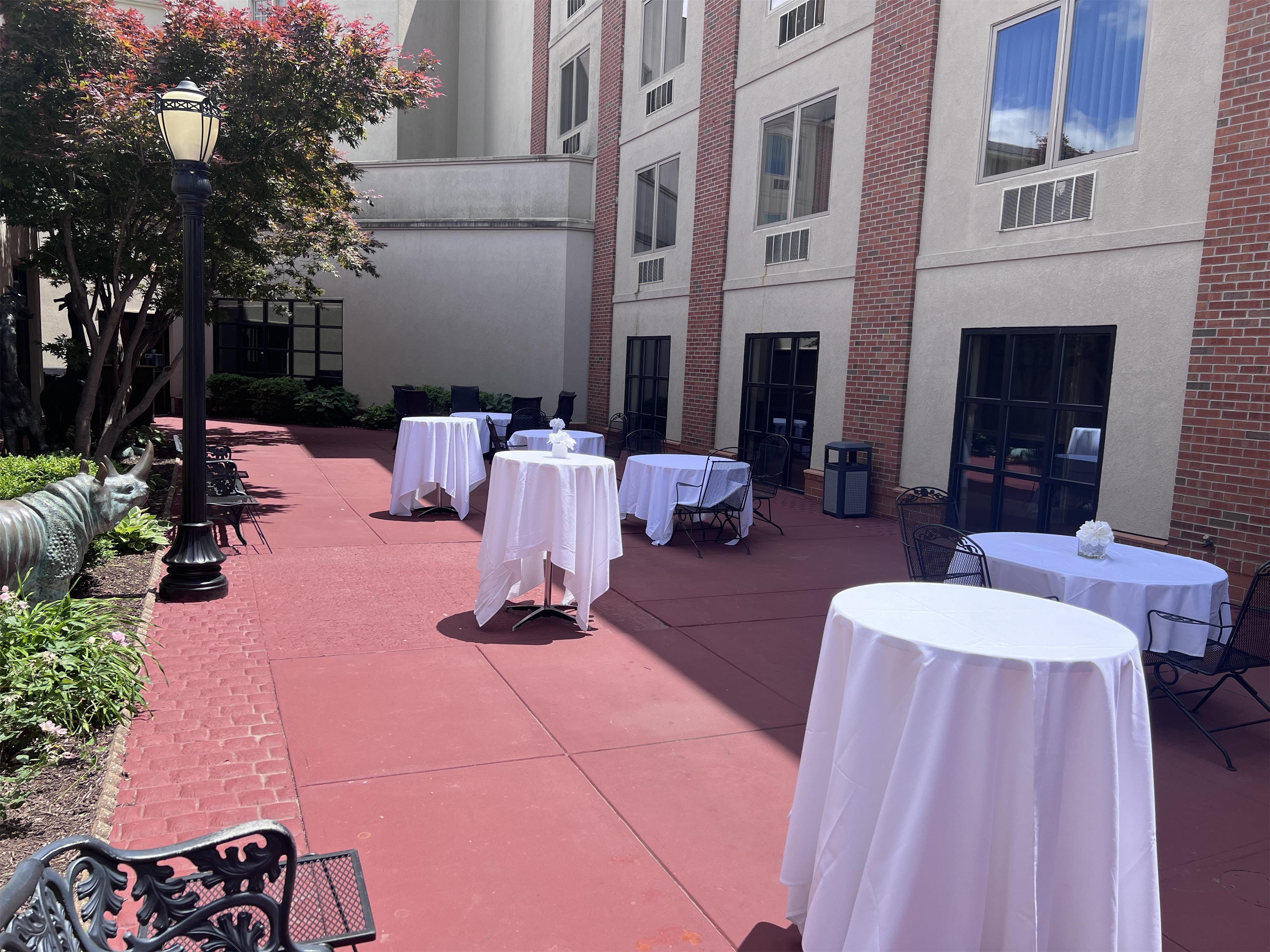 Exterior | DoubleTree by Hilton Hotel Bloomington