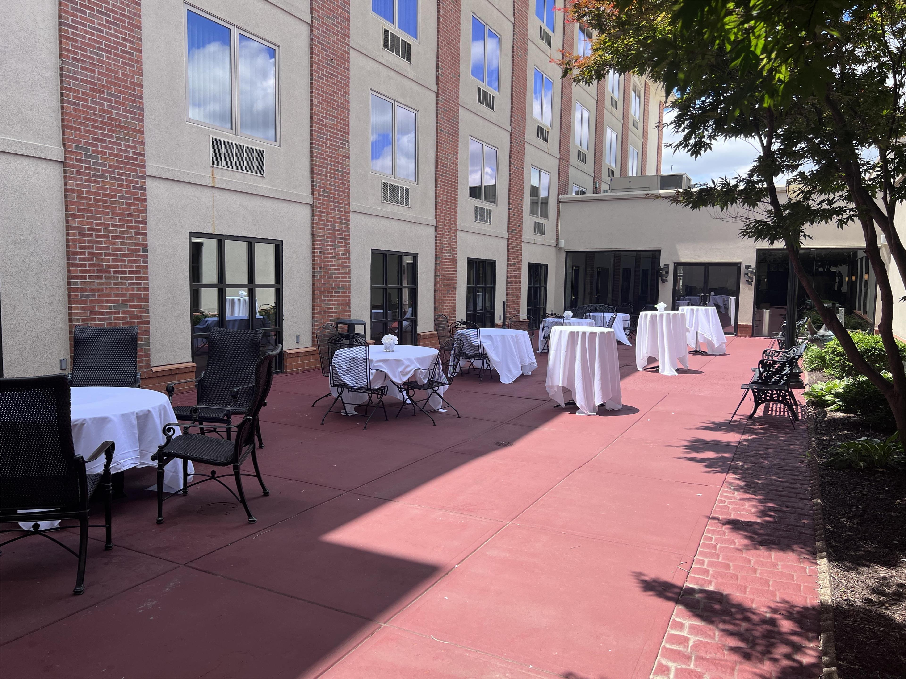 Exterior | DoubleTree by Hilton Hotel Bloomington
