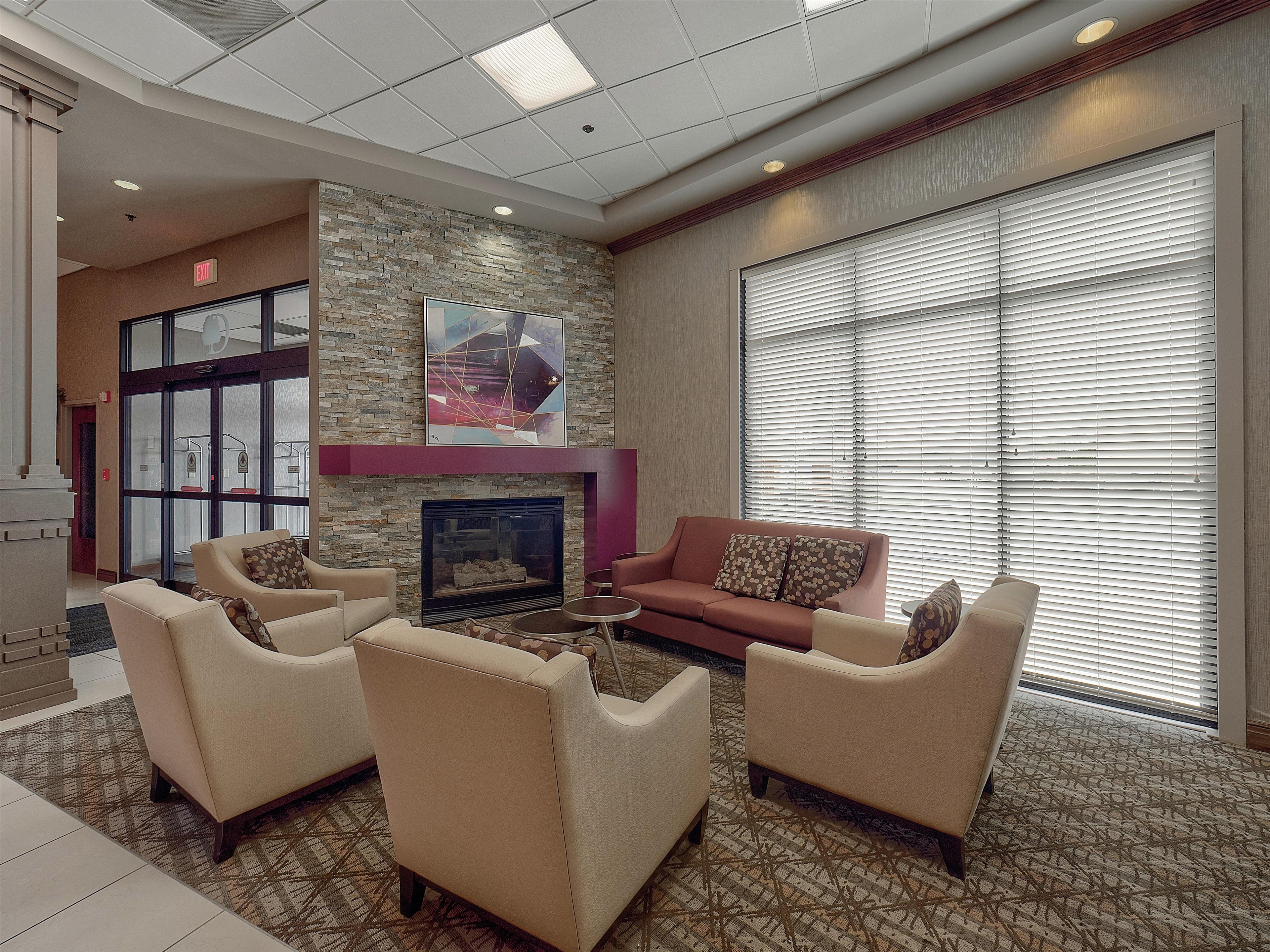Lobby | DoubleTree by Hilton Hotel Bloomington