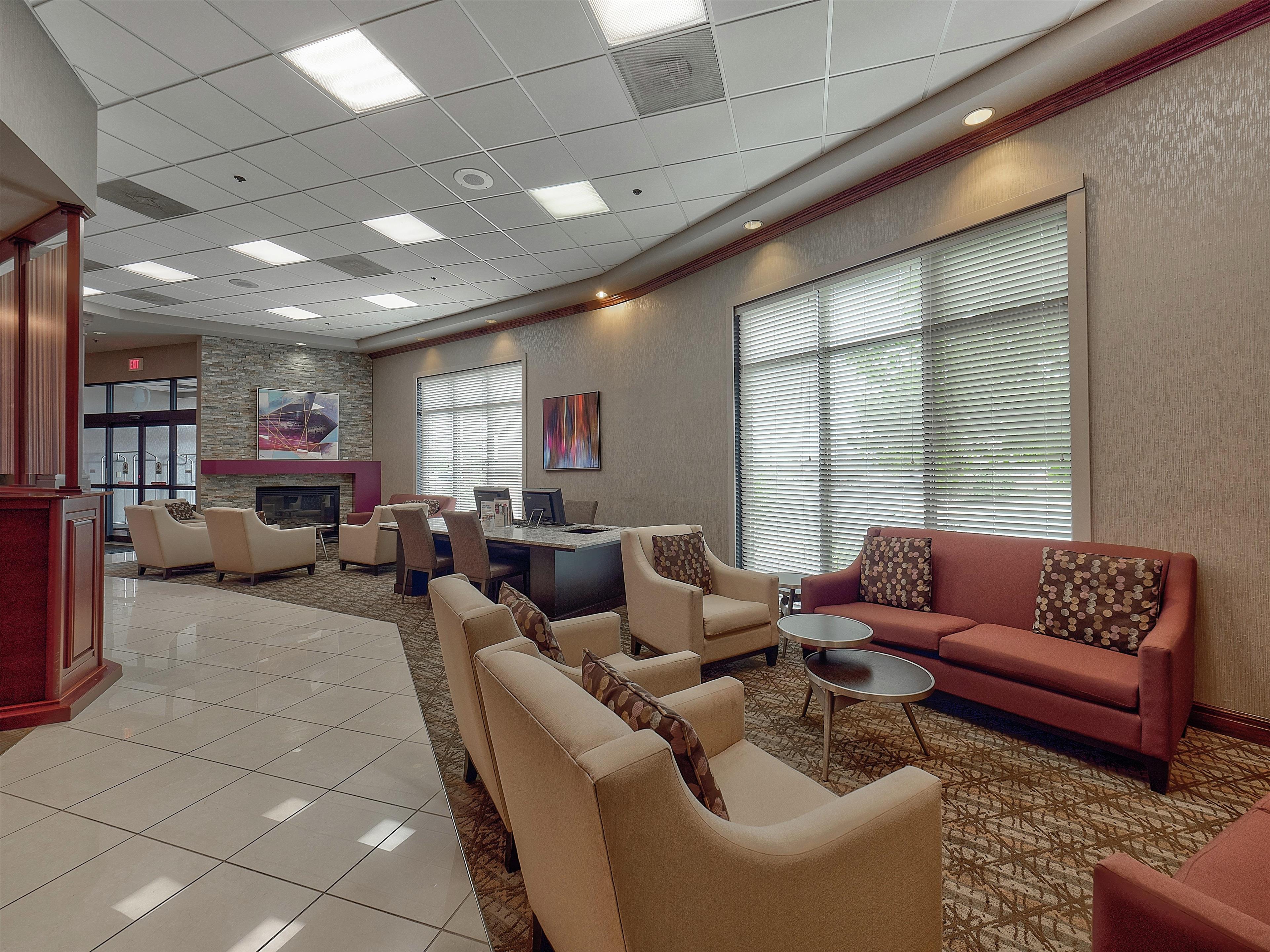 Lobby | DoubleTree by Hilton Hotel Bloomington