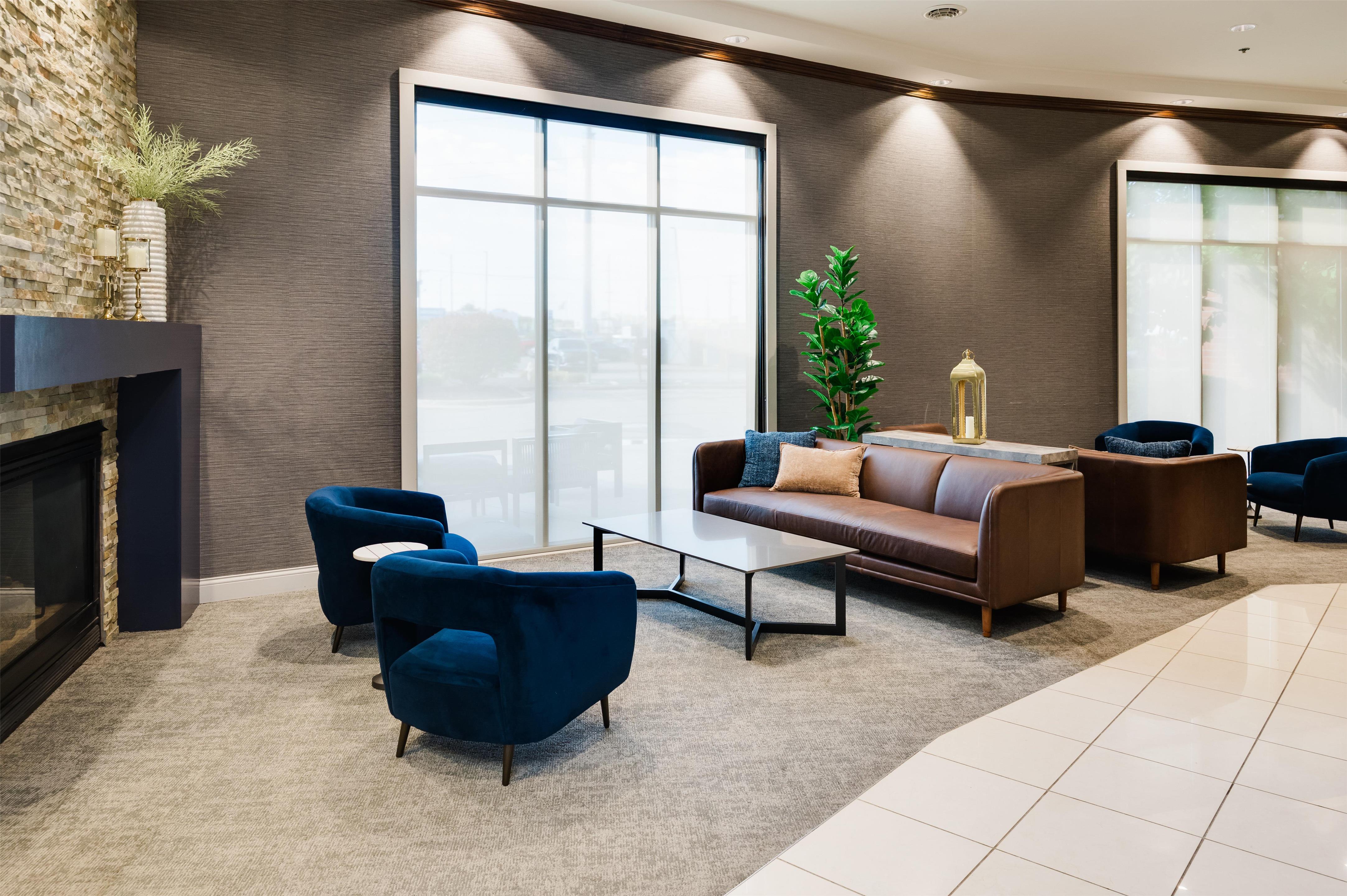 Lobby | DoubleTree by Hilton Hotel Bloomington