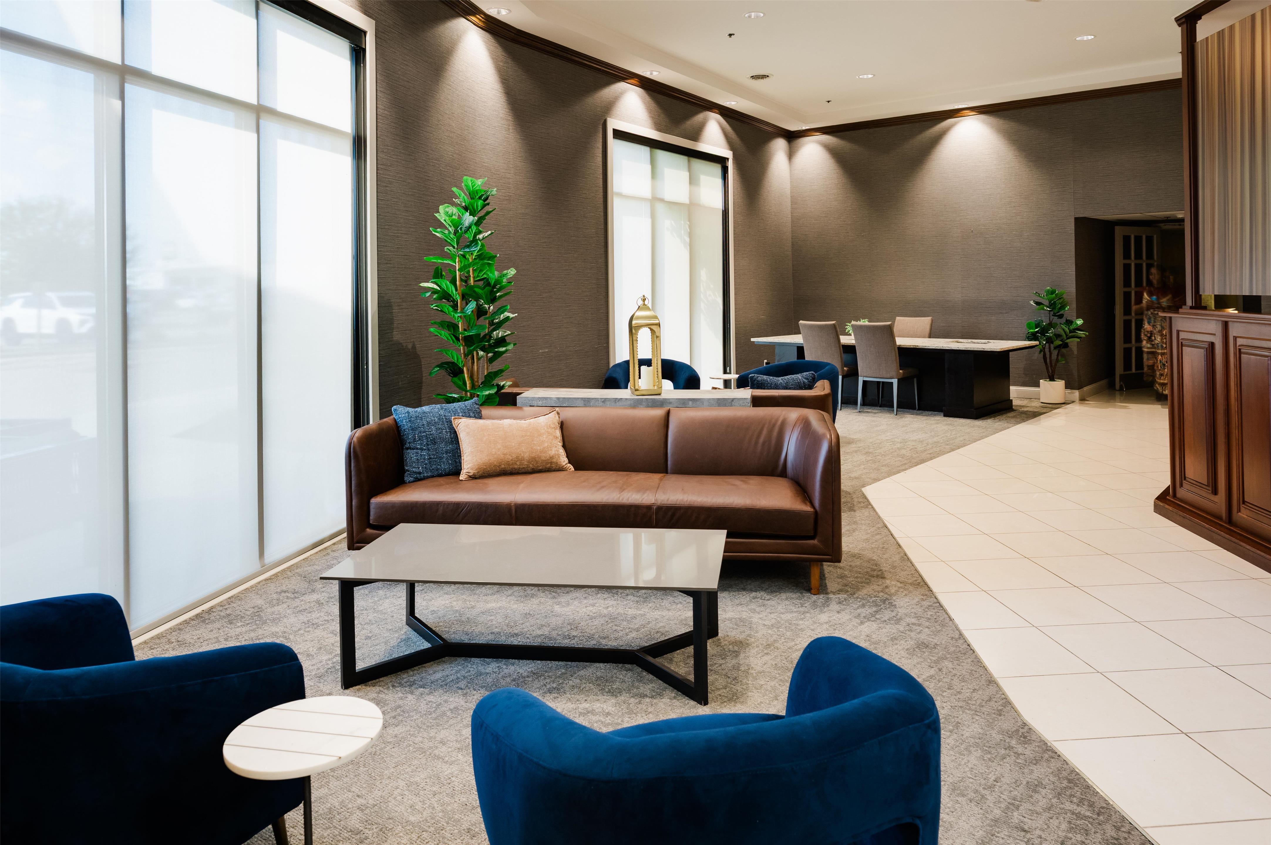 Lobby | DoubleTree by Hilton Hotel Bloomington