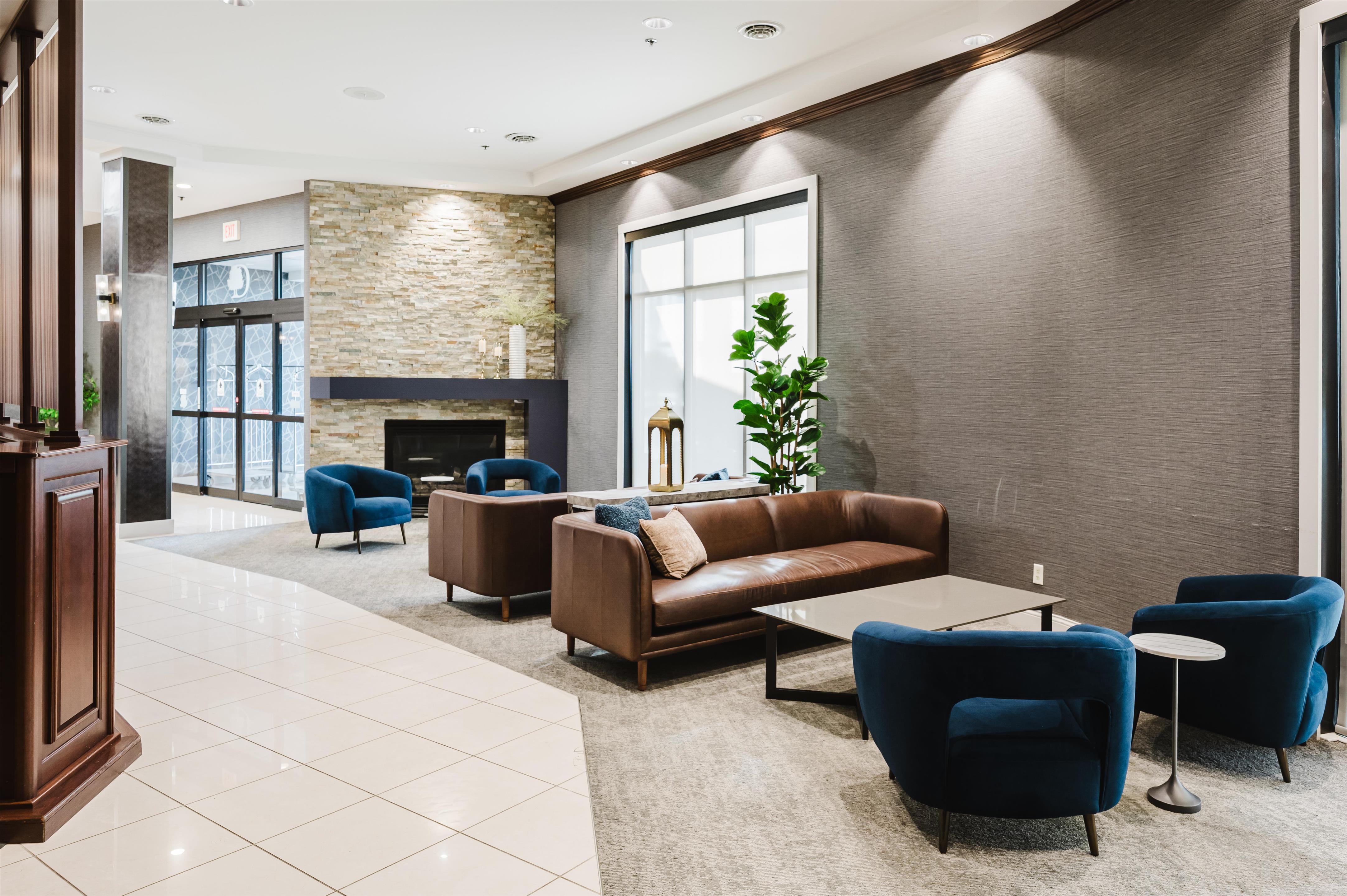 Lobby | DoubleTree by Hilton Hotel Bloomington