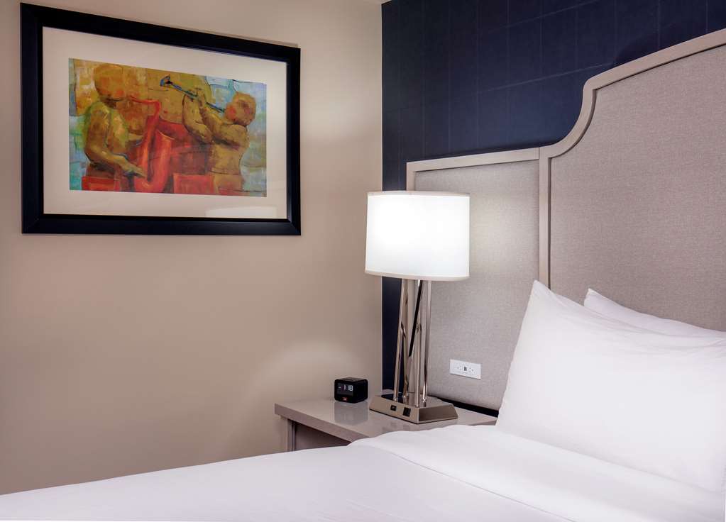 DoubleTree by Hilton Nashville Downtown Room Type - 2 QN BED ACC ROLL IN SHWER