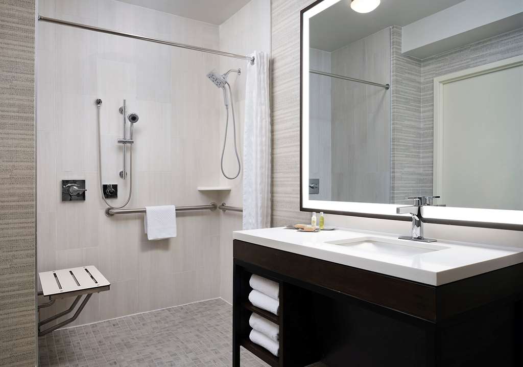DoubleTree by Hilton Nashville Downtown Room Type - 2QN MOB HEAR ACC RI SHOWER