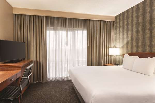  - Embassy Suites Franklin - I-65, Exit 68