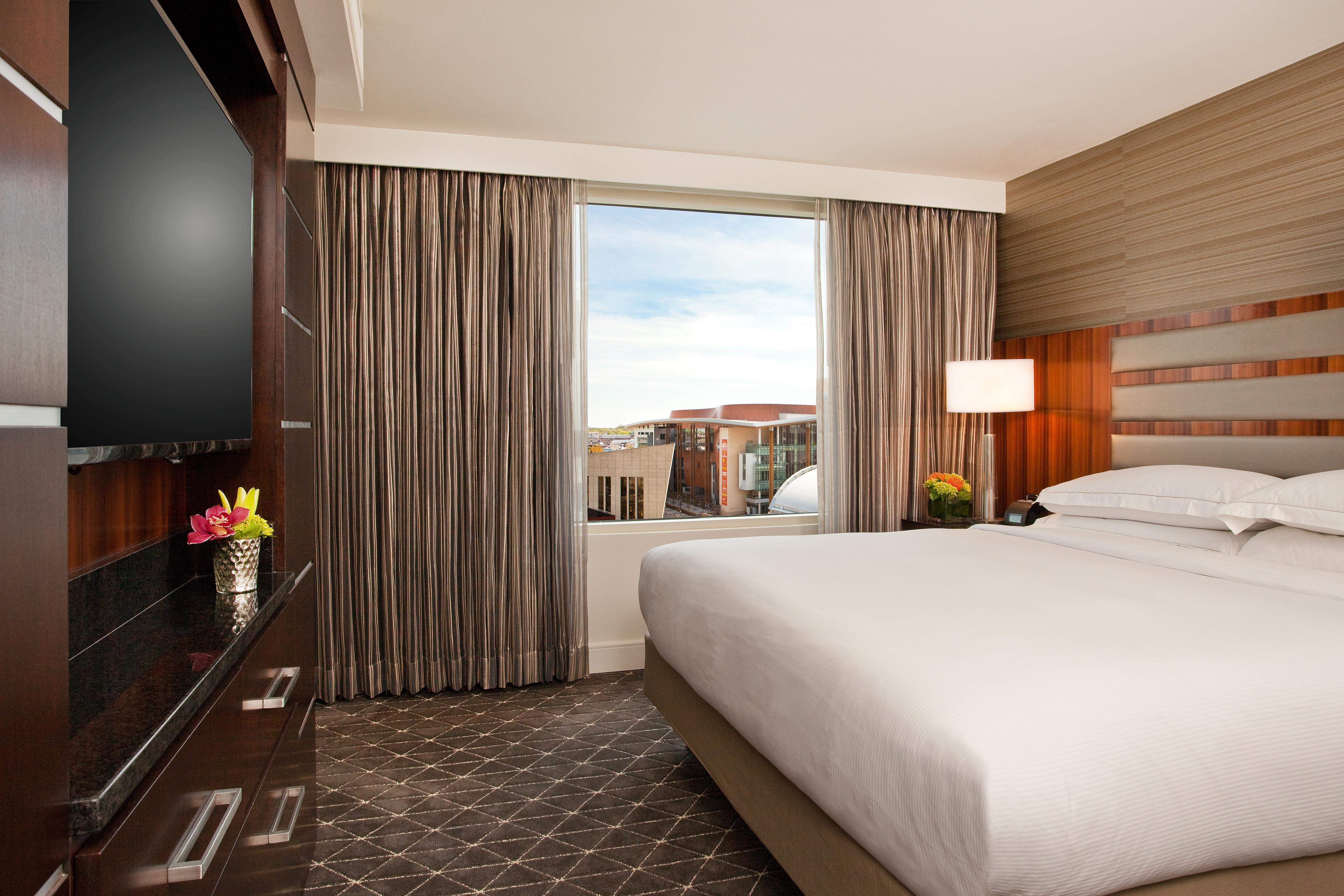 Hilton Nashville Downtown Room Type - 1KING1BDRMEXEC STE ACC TUB