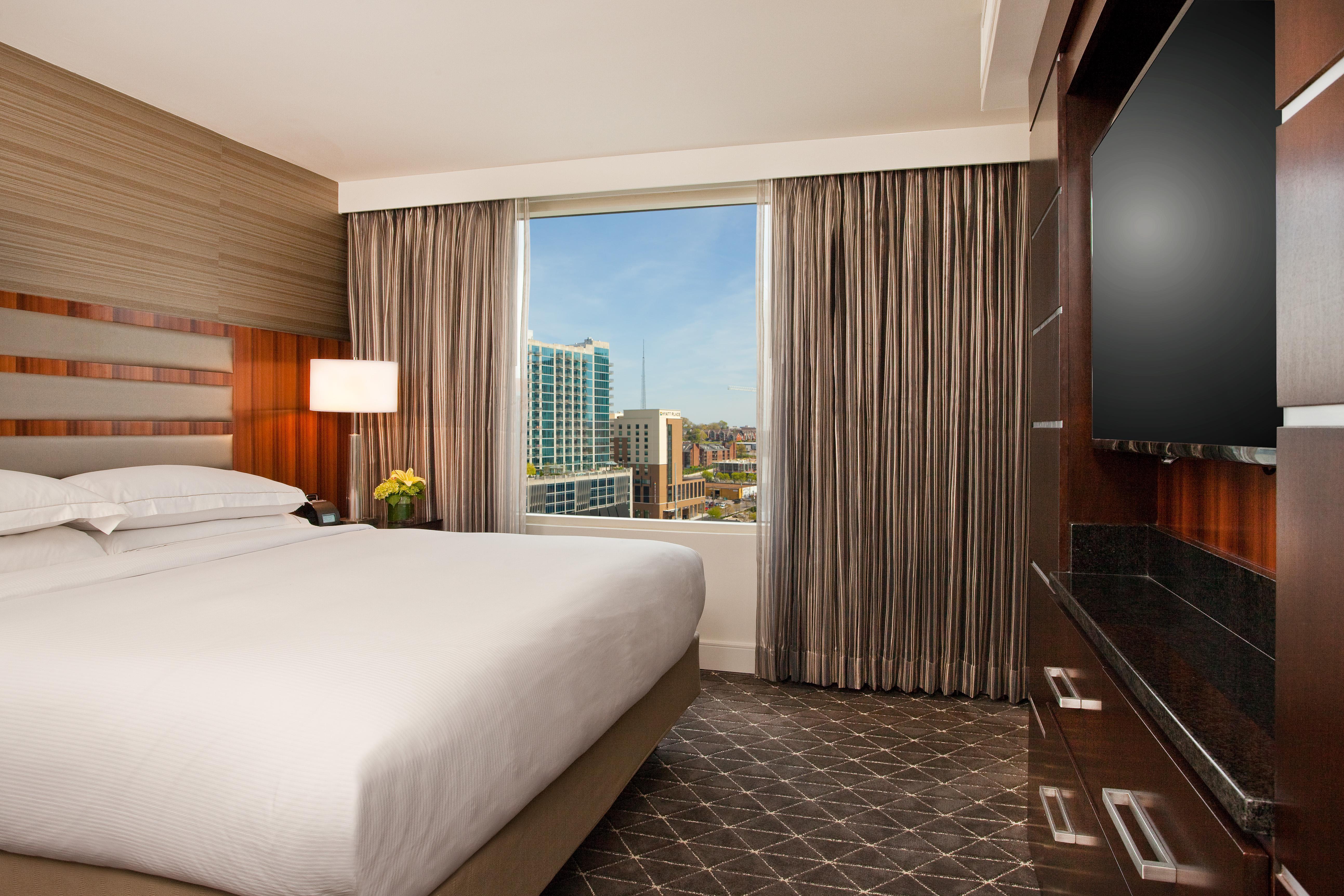 Hilton Nashville Downtown Room Type - 1KNG 1 BDRM MOB HR ACC TUB