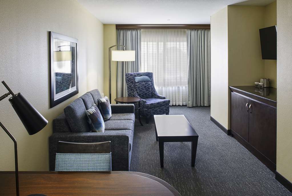 DoubleTree Suites by Hilton Bentonville - Tap to explore photos