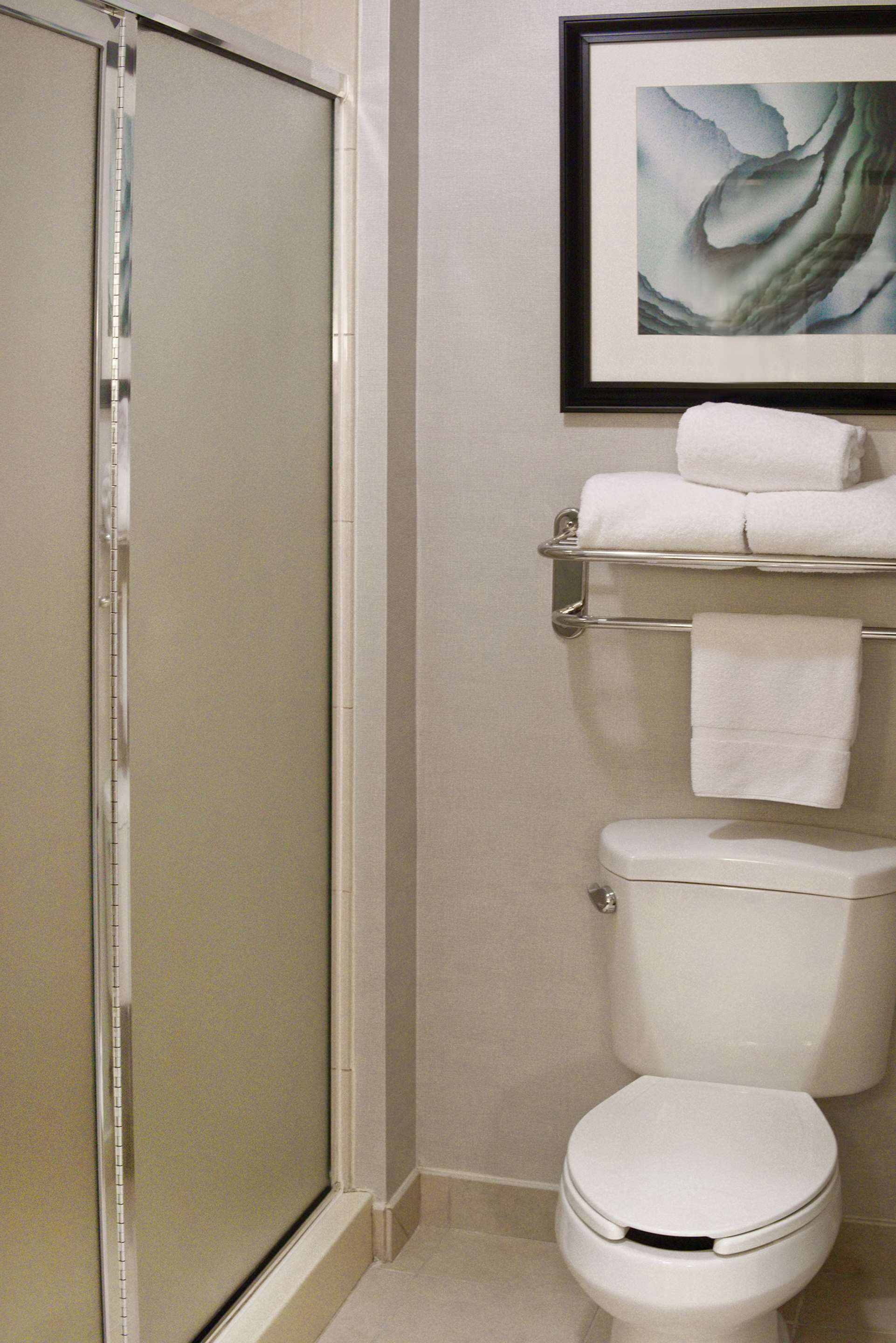 Guest room bath