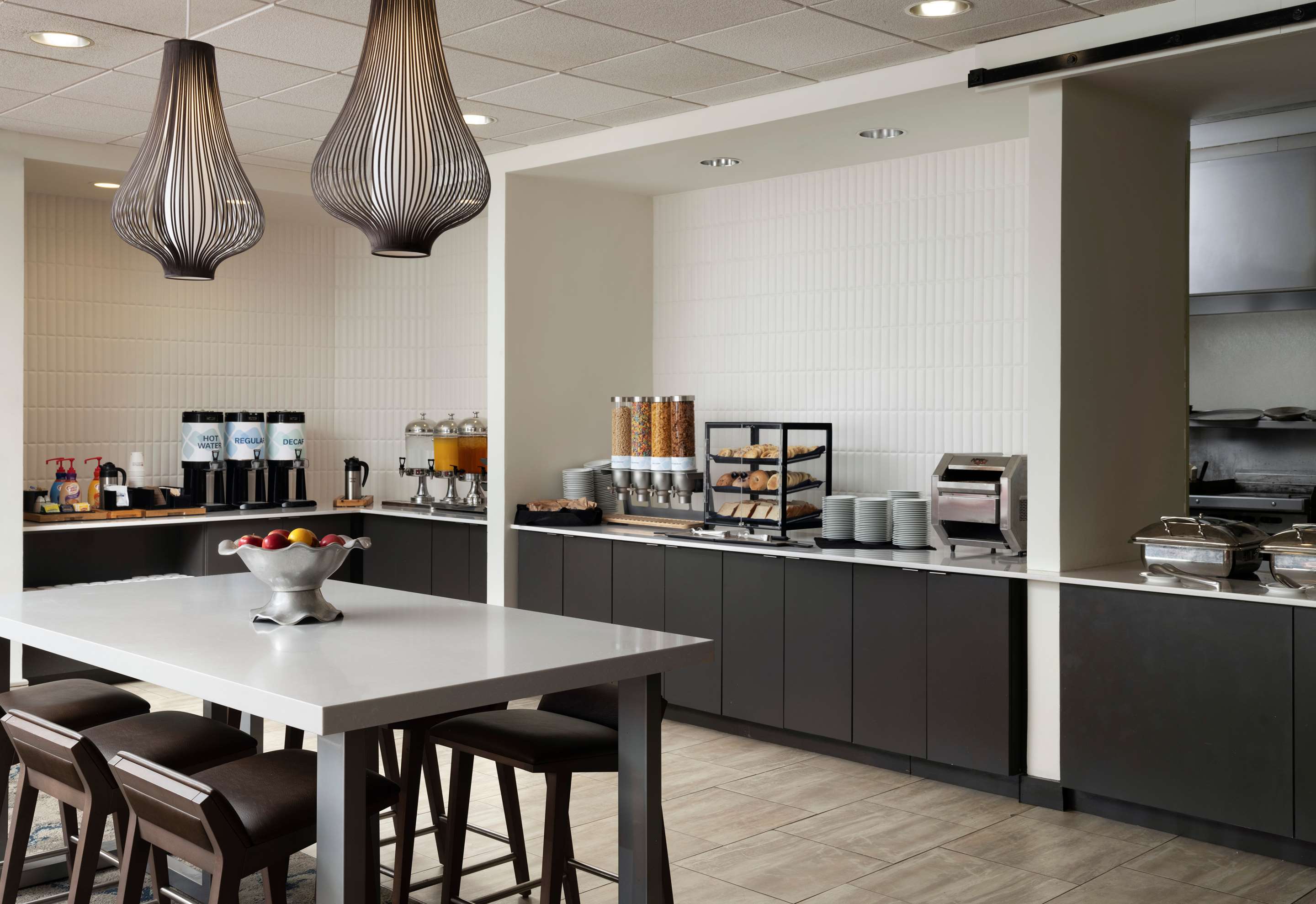 Breakfast Area | Hilton Garden Inn Boston-Burlington