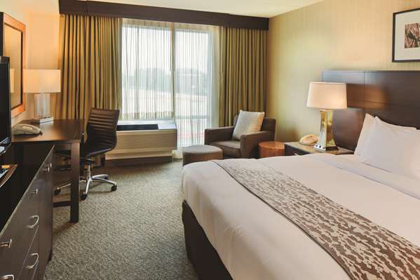  - DoubleTree by Hilton Hotel Bayside Boston - I-93, Exit 14