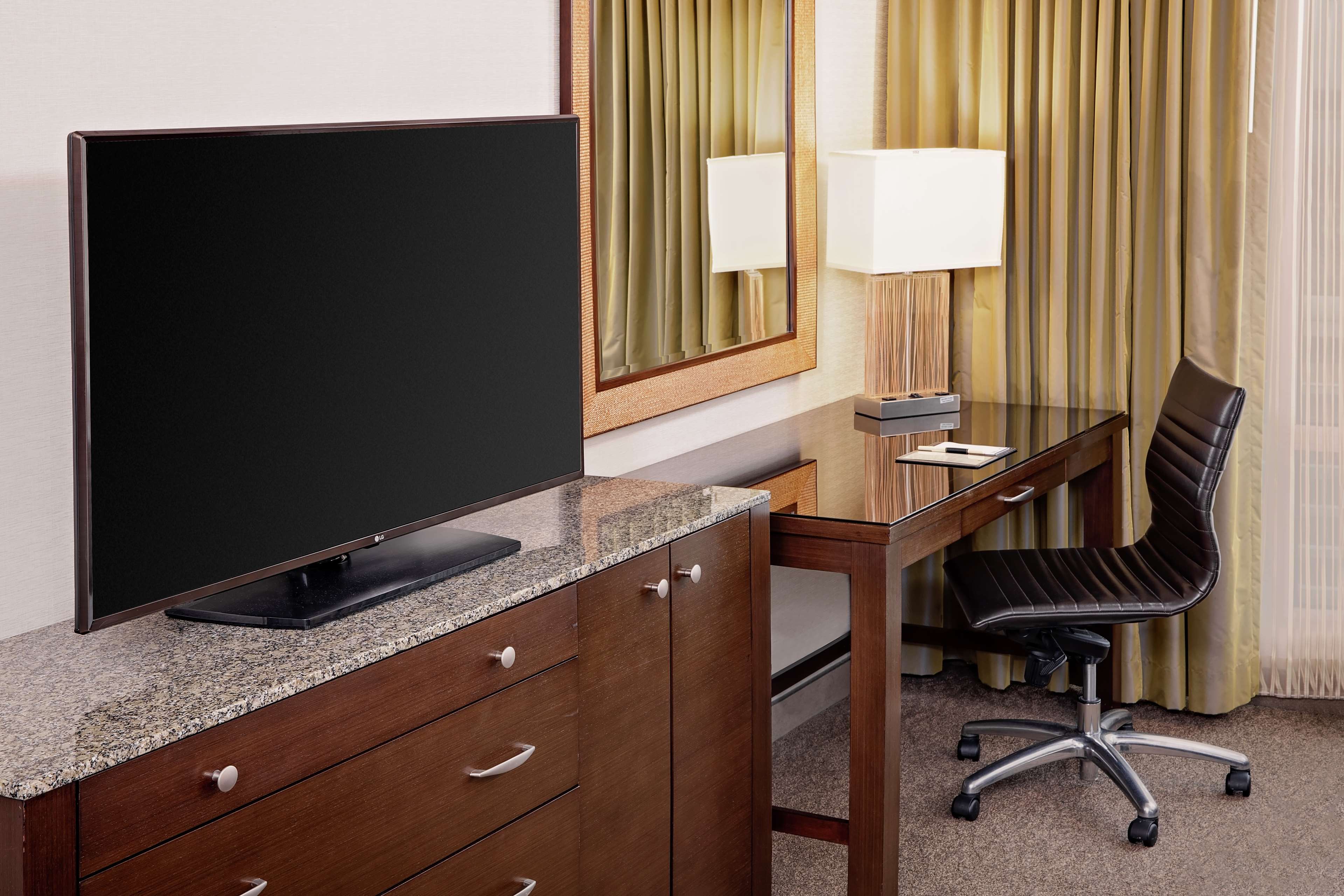 DoubleTree by Hilton Hotel Boston Bayside Room Type - 1 BEDROOM KING SUITE