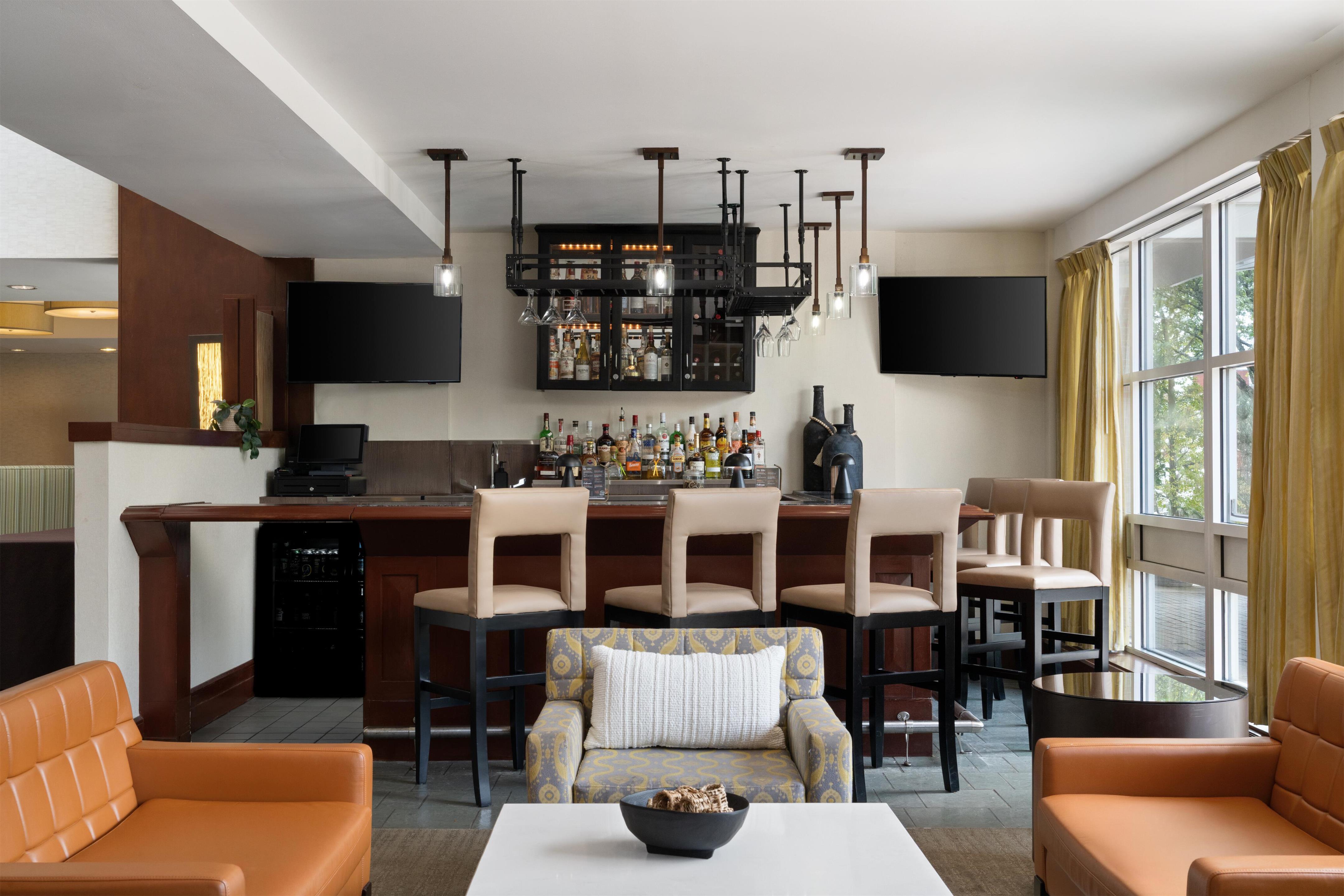 BarLounge | DoubleTree by Hilton Hotel Boston Bayside