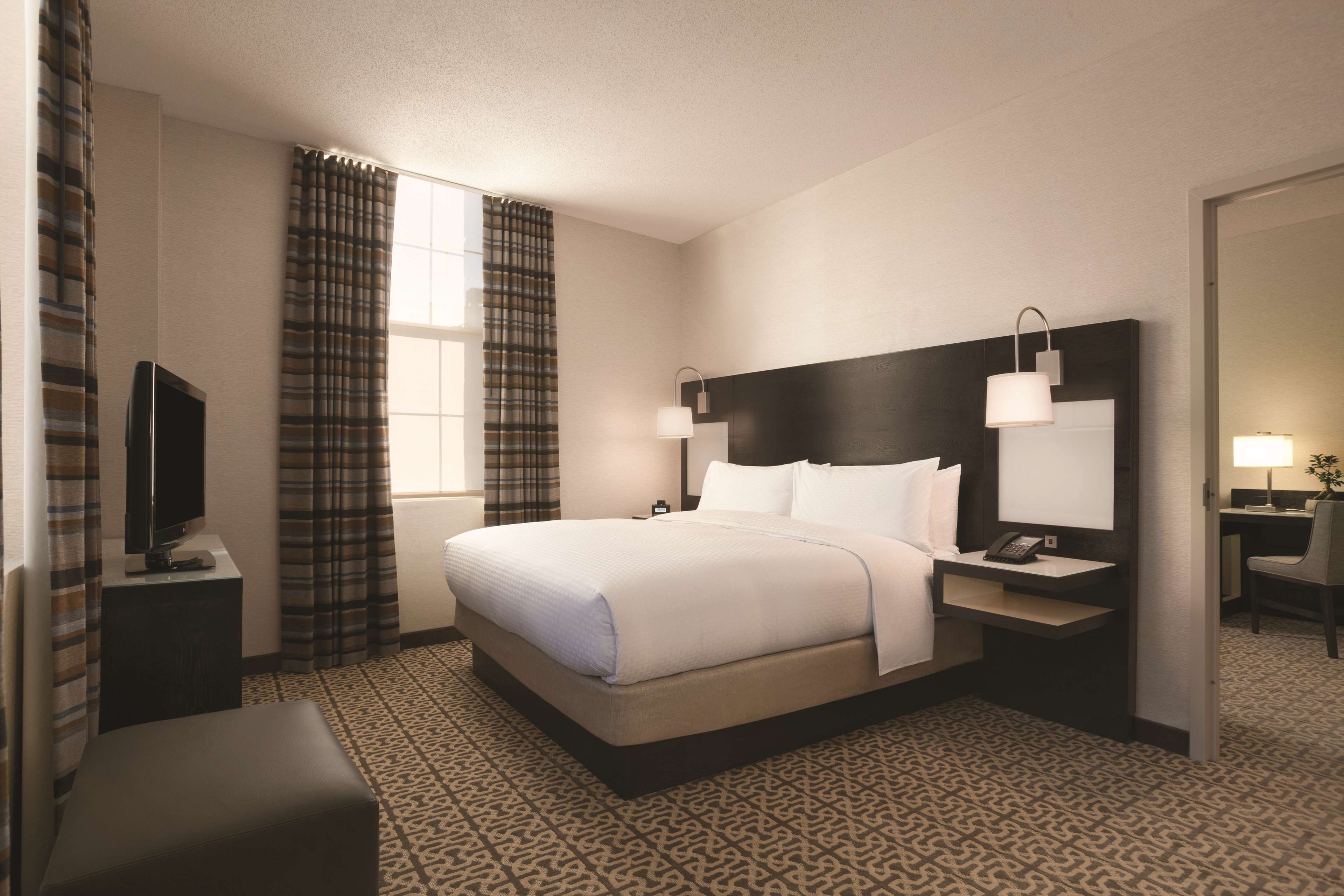 DoubleTree by Hilton Boston - Downtown Room Type - 1 KING BED 1 BEDROOM SUITE