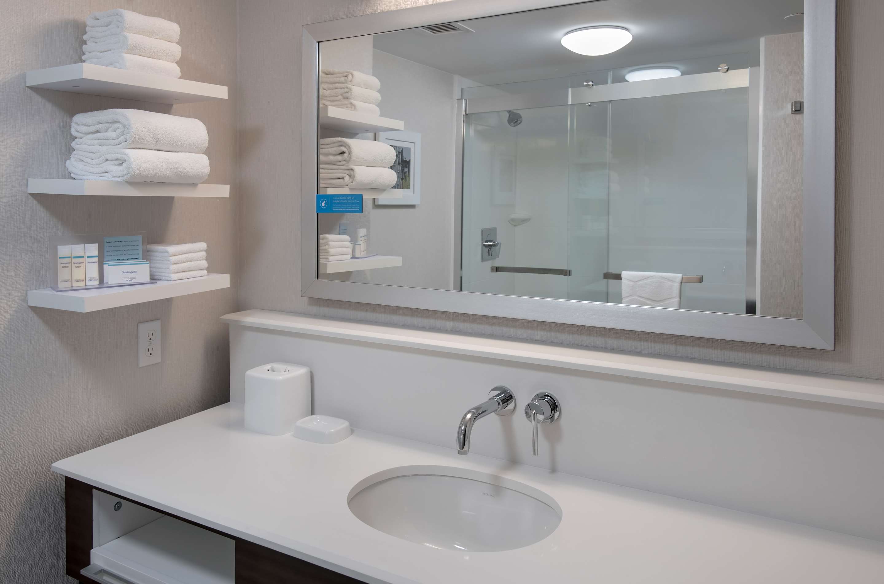Guest room bath