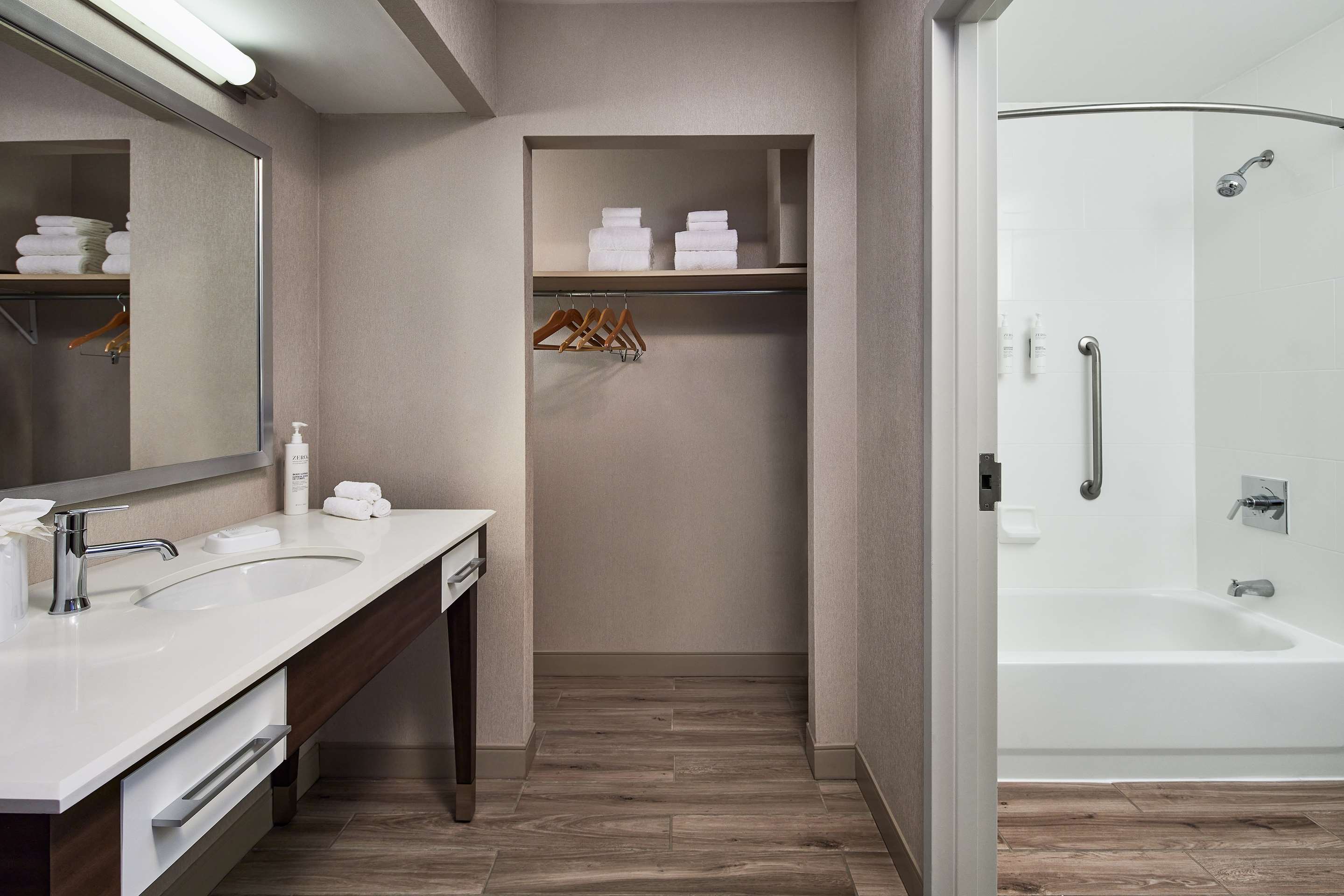 Guest room bath