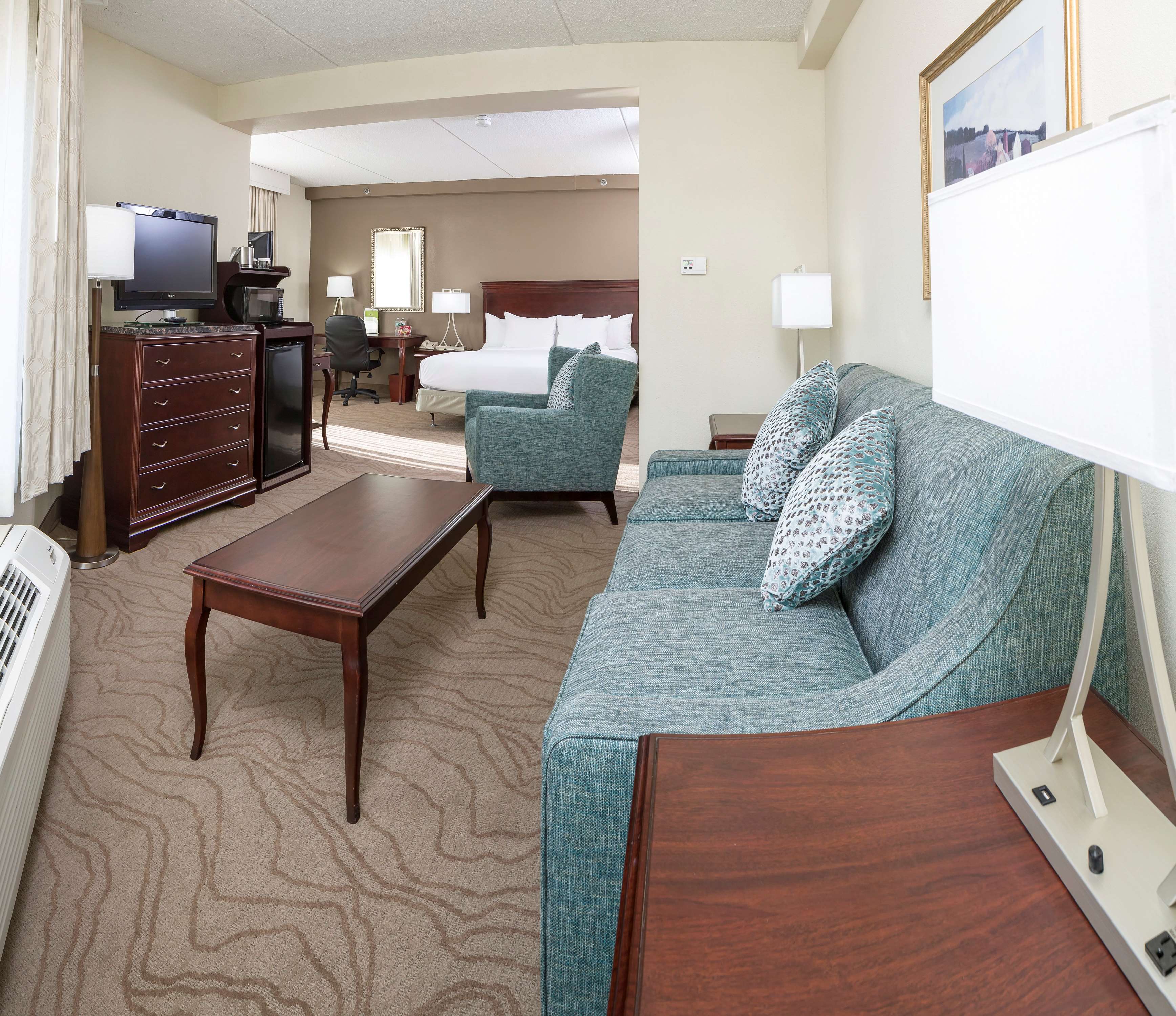 DoubleTree by Hilton Boston - Milford Room Type - 1 KING SUITE W SOFABED