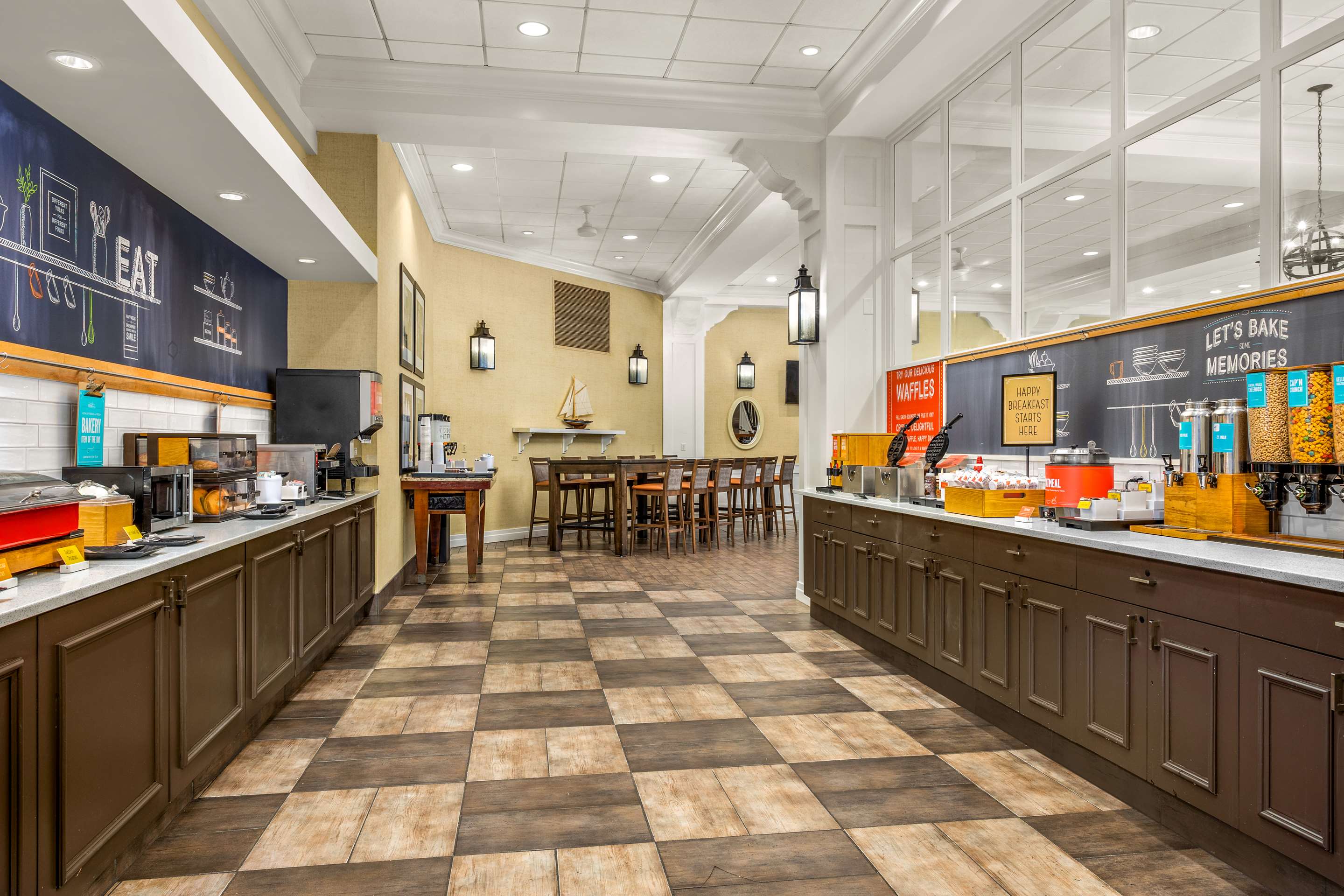 Breakfast Area | Hampton Inn Boston Natick