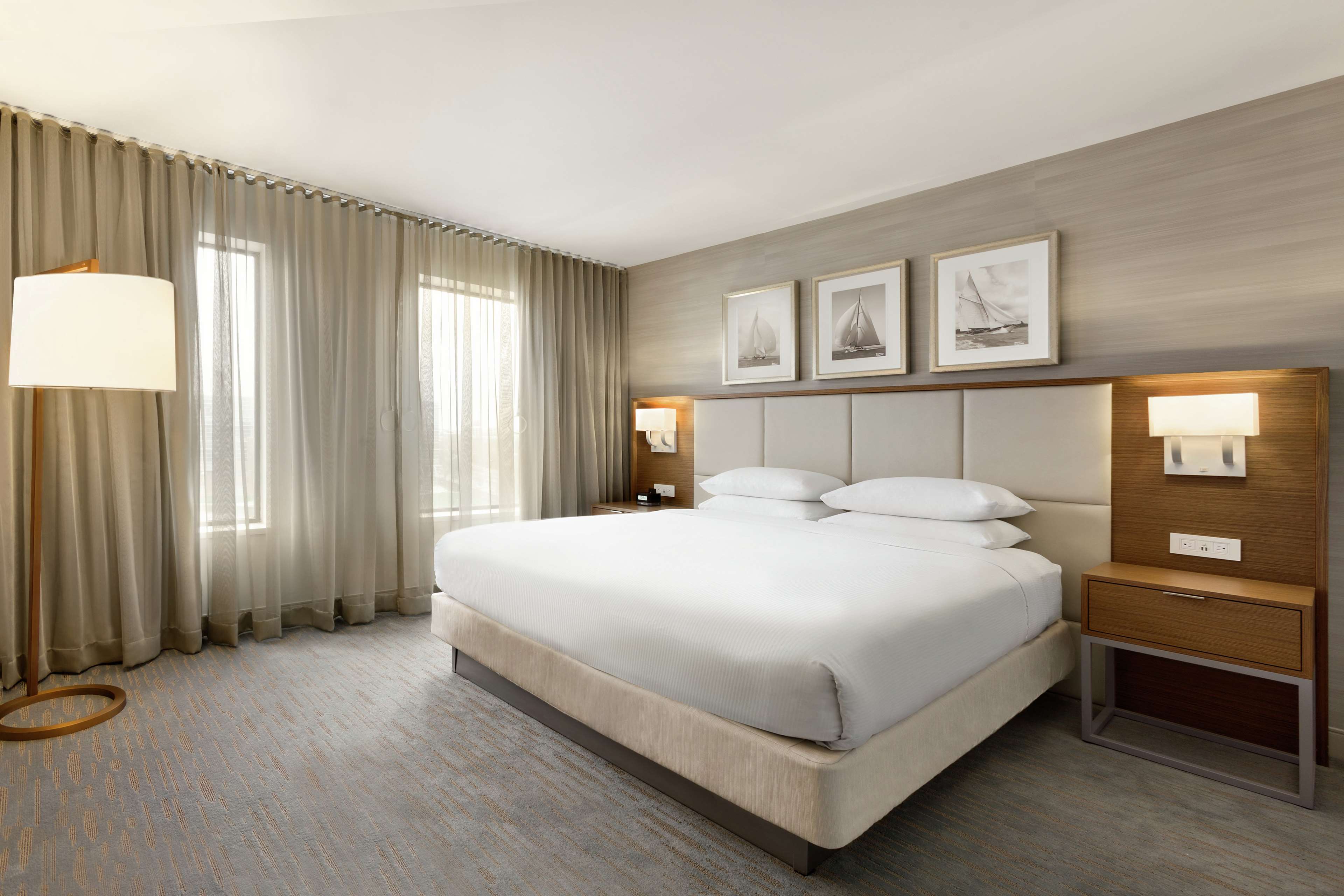 DoubleTree Suites by Hilton Hotel Boston - Cambridge Room Type - 1 KG BED SUITE MOB ACC TUB