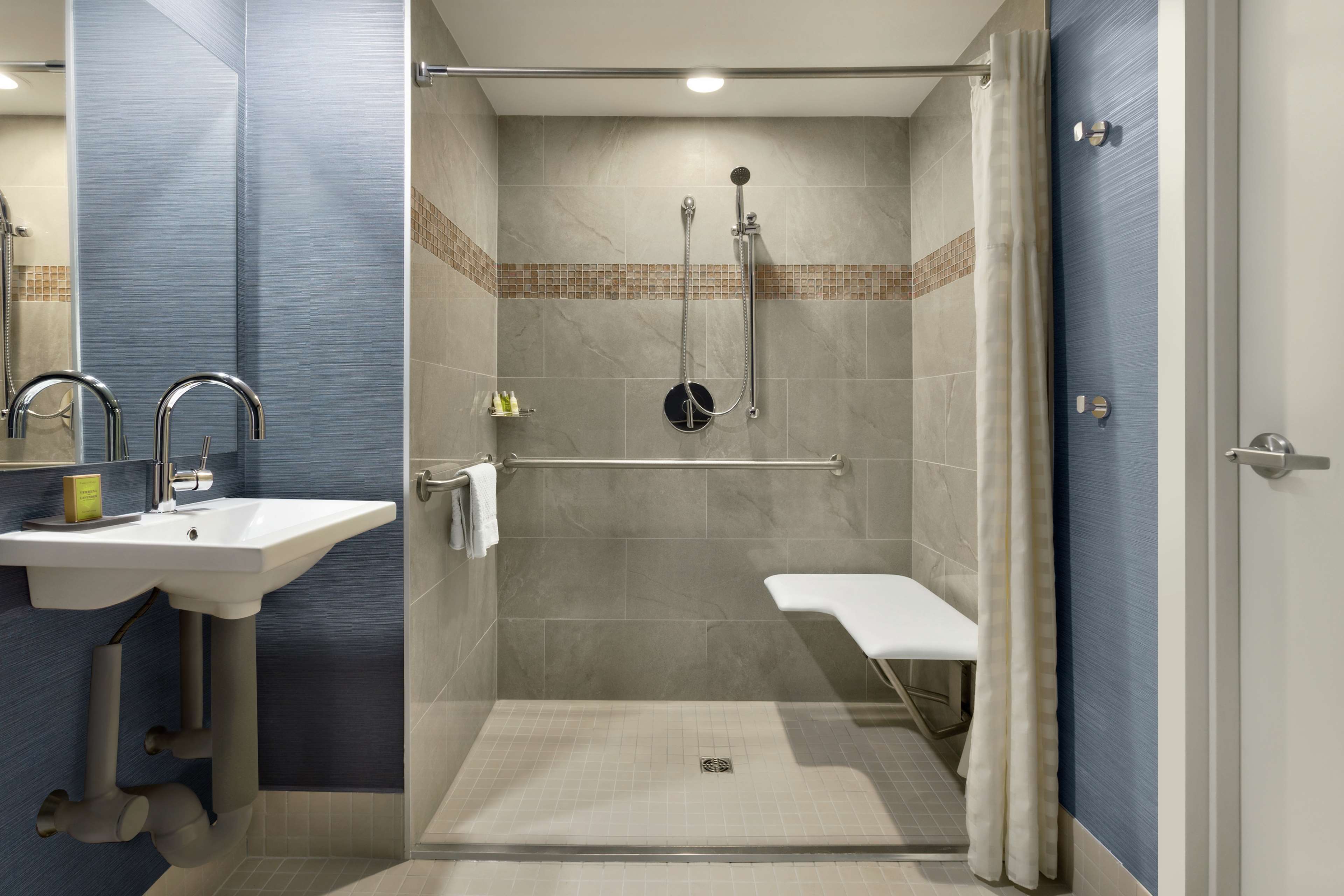 DoubleTree Suites by Hilton Hotel Boston - Cambridge Room Type - 1KG STE ACC 3X3SHW NO SMOK