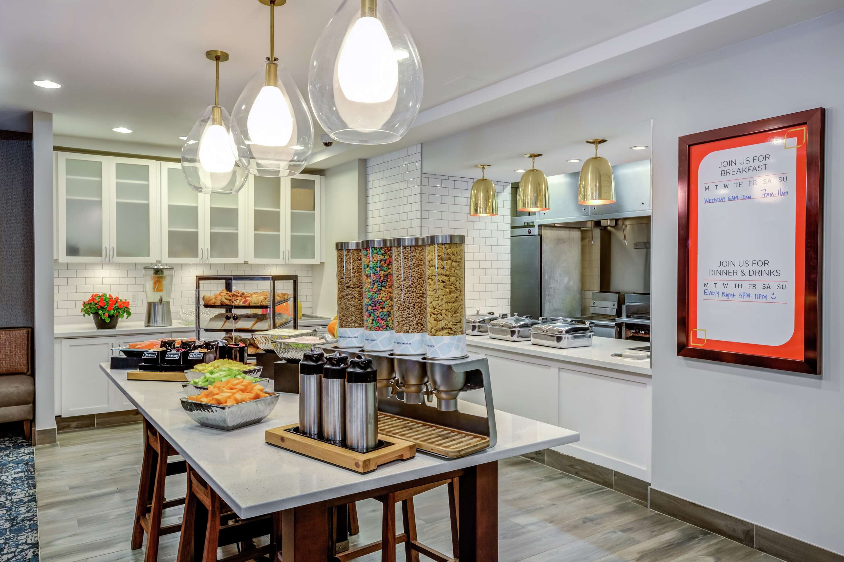 Breakfast Area | Hilton Garden Inn Boston/Waltham