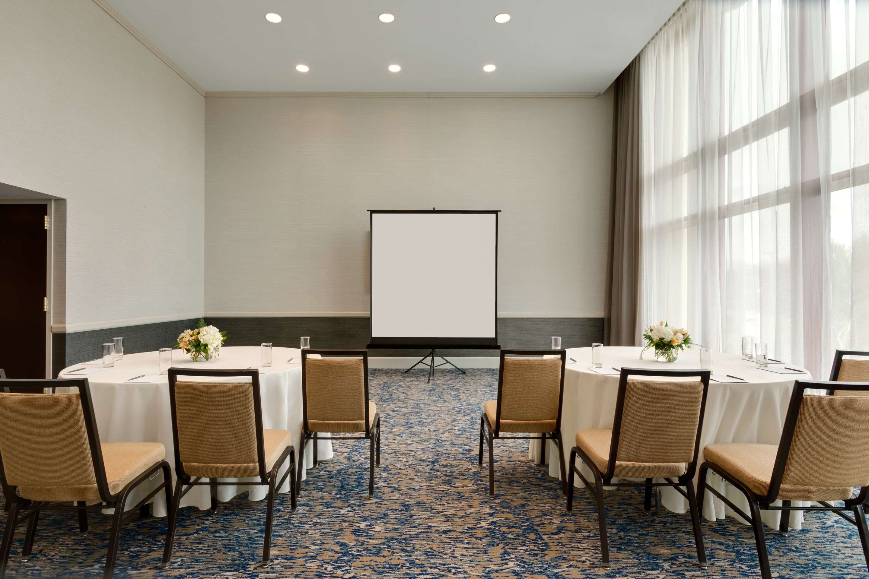 Lobby | Embassy Suites by Hilton Boston Waltham
