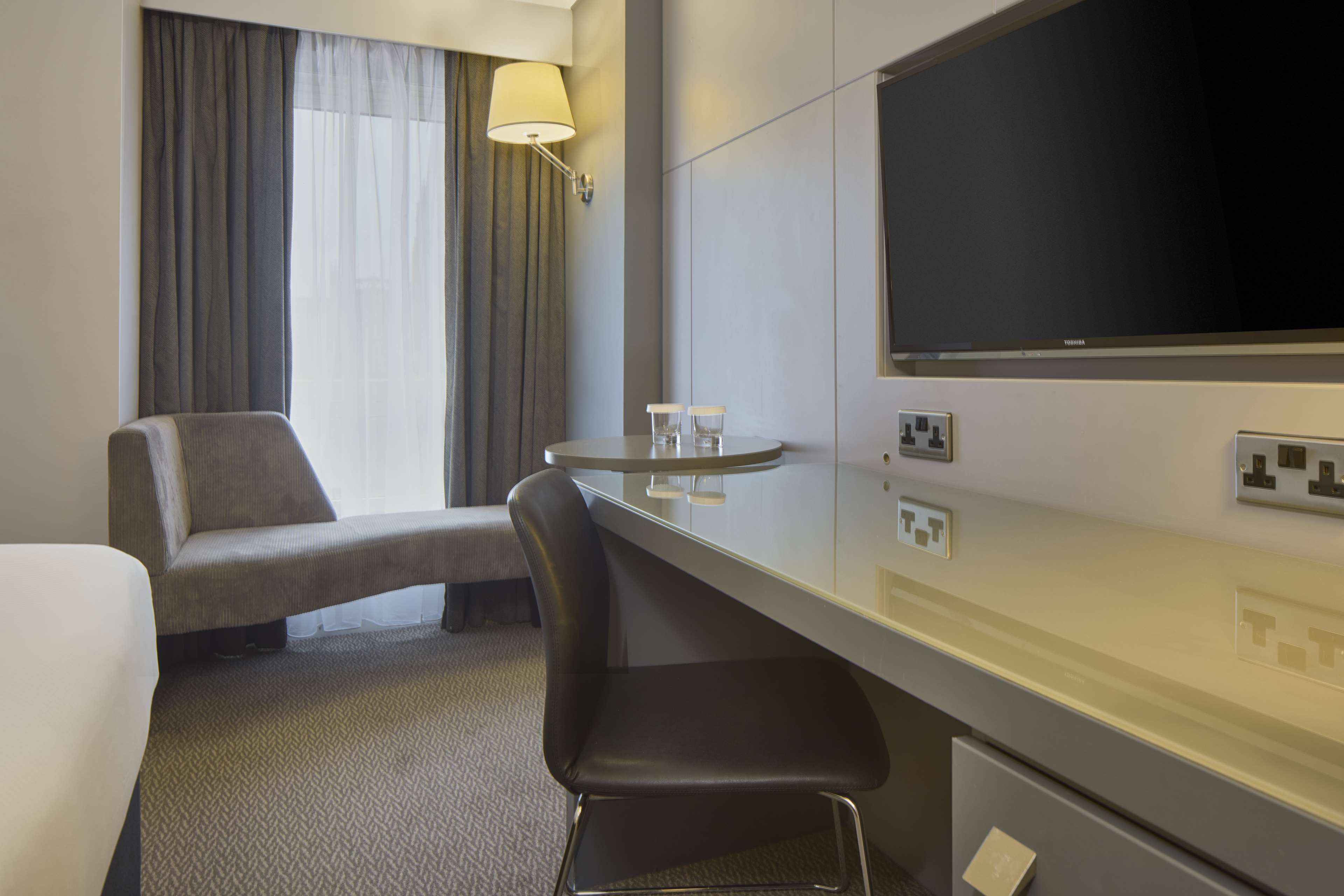 Doubletree by Hilton Bristol Room Type - QUEEN GUEST ROOM