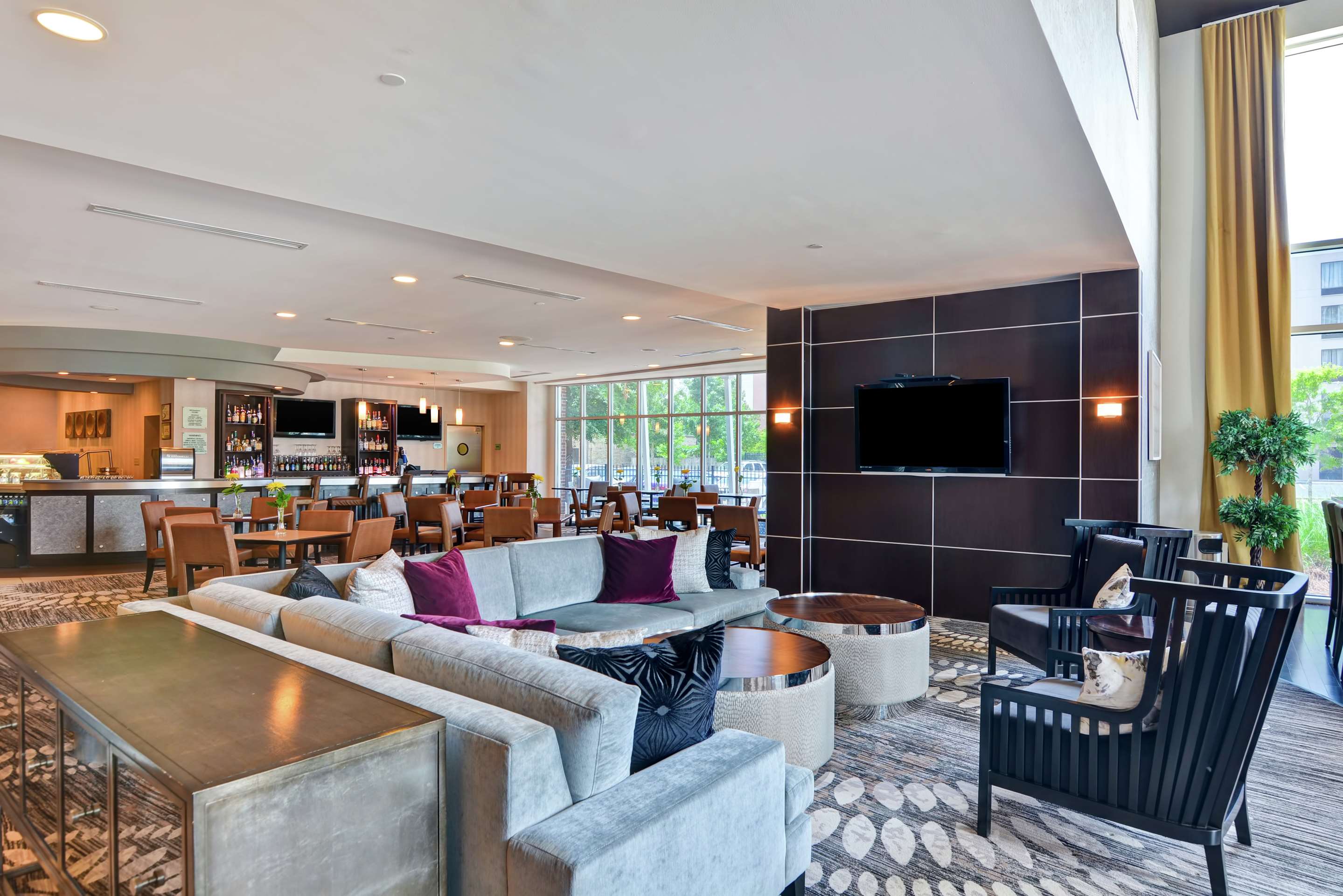 Lobby | DoubleTree by Hilton Hotel Baton Rouge