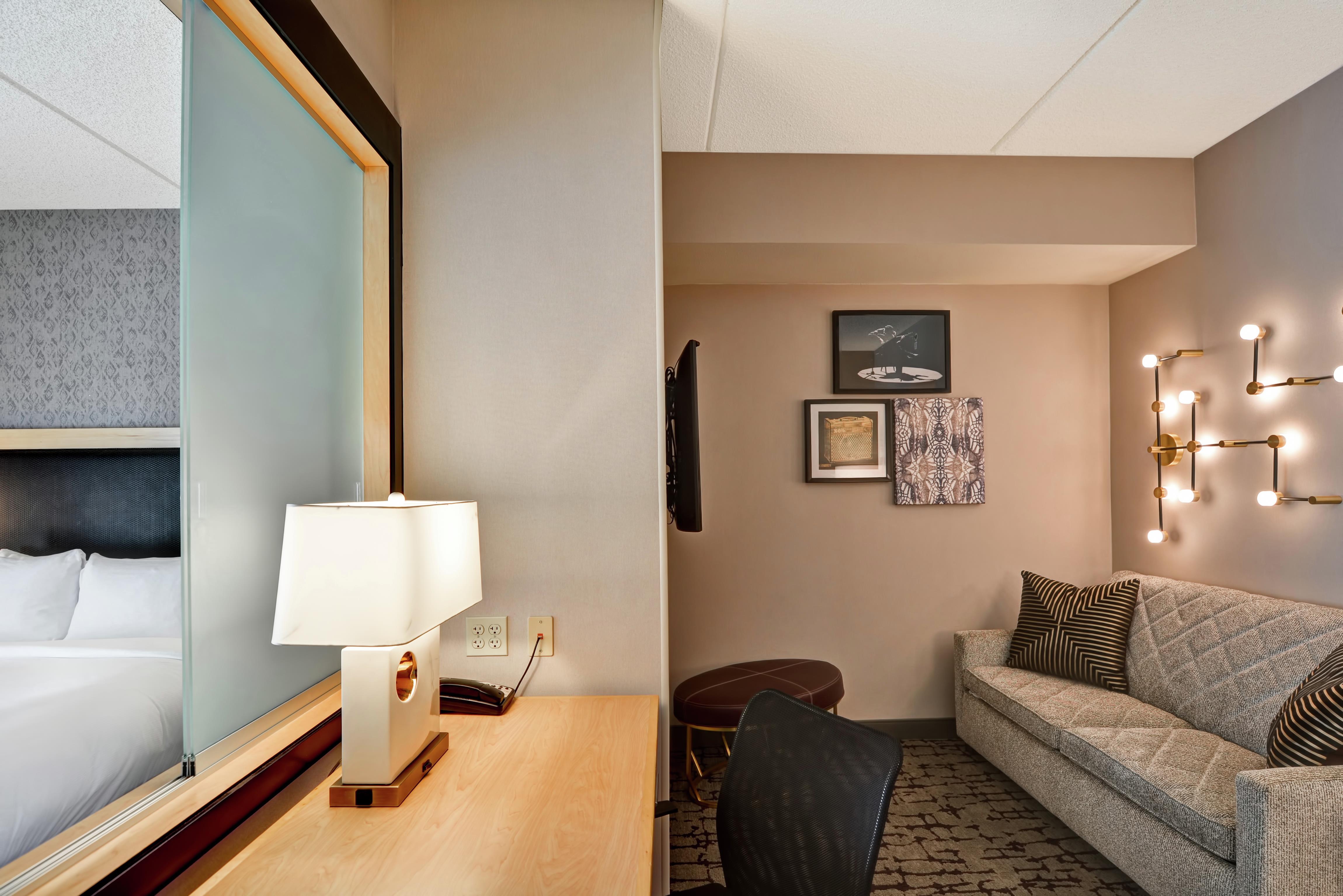 DoubleTree by Hilton Hotel Baton Rouge Room Type - 1KG MOB HEAR ACC RI-SHW NS