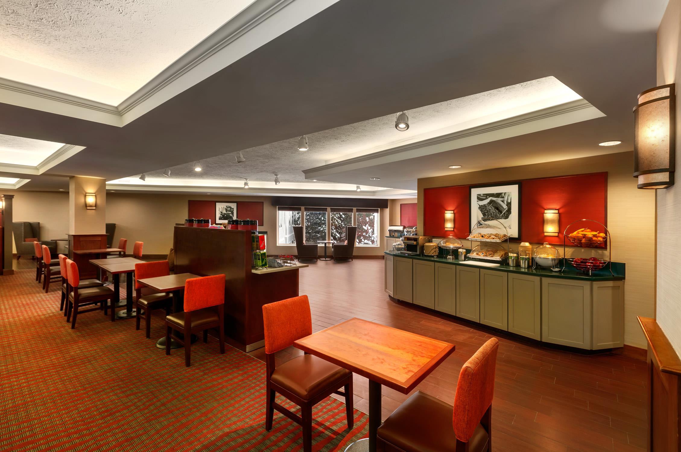 Restaurant | Hampton Inn Colchester