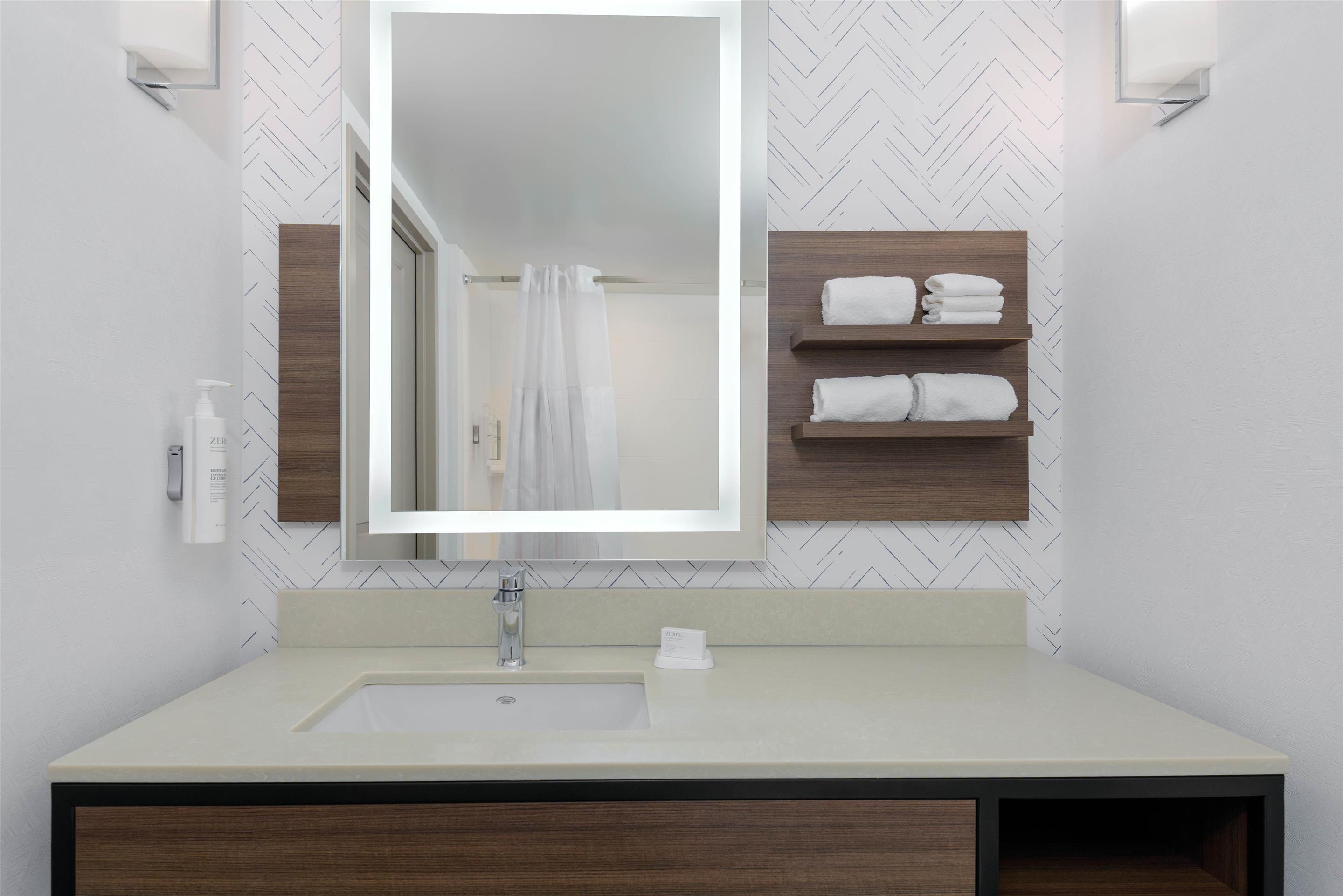 Guest room bath