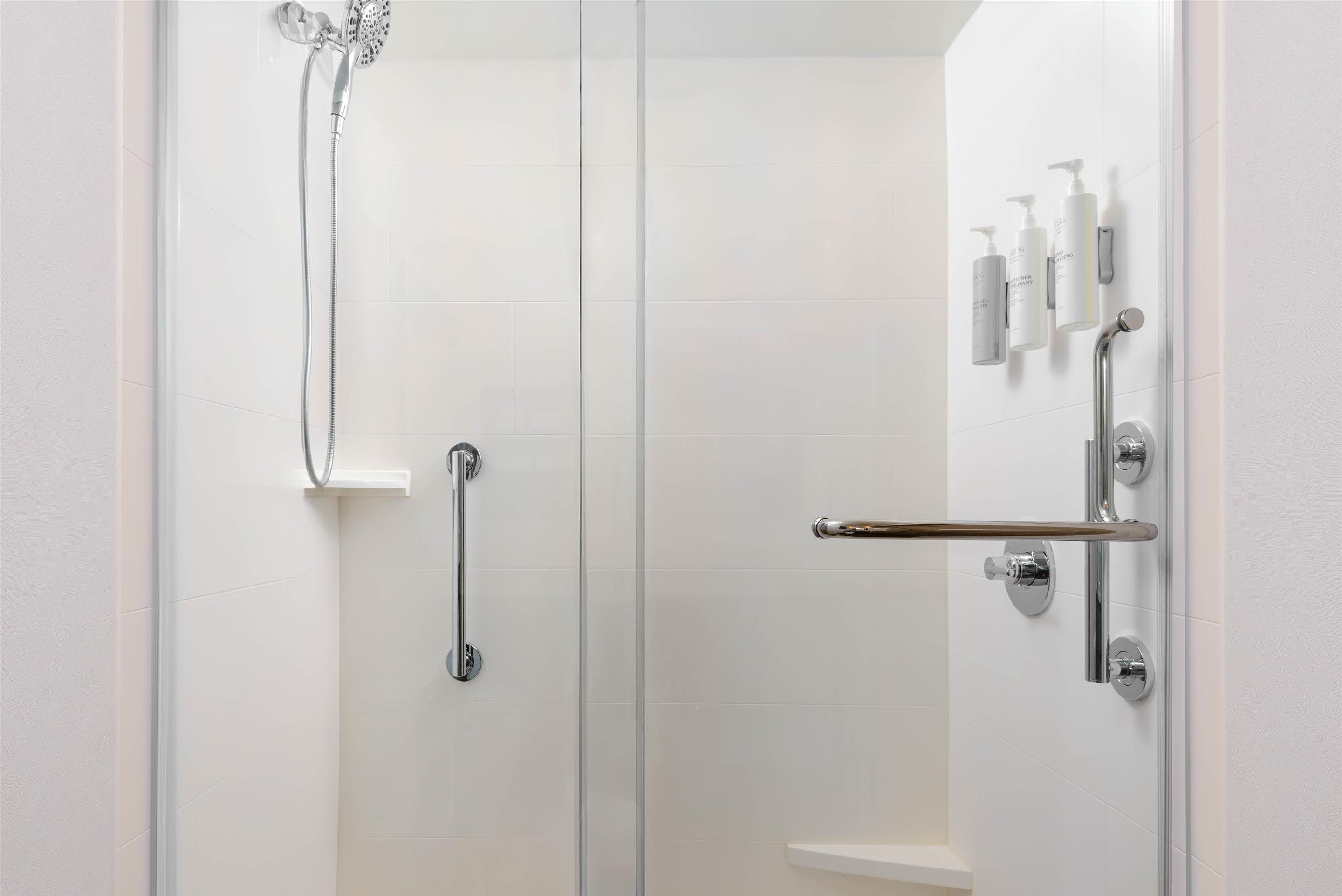 Guest room bath