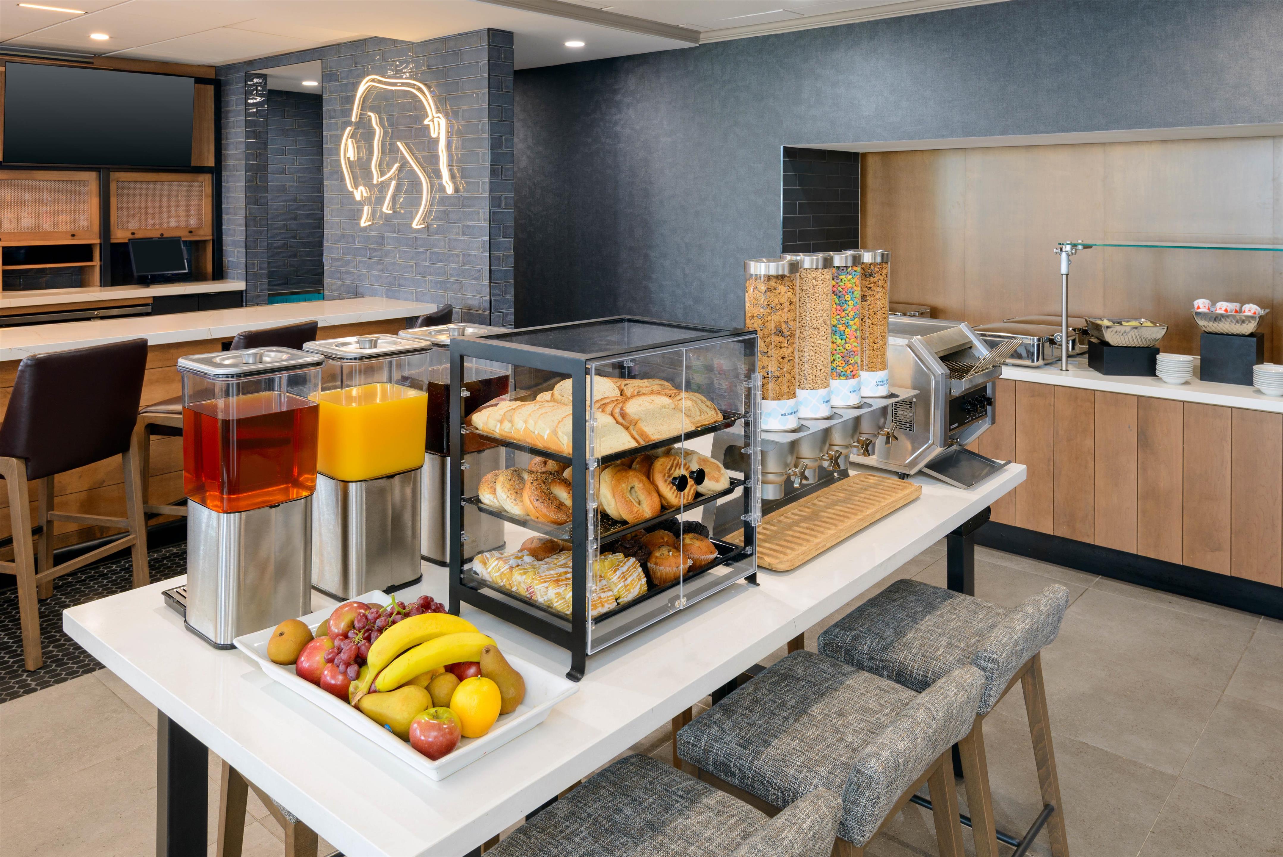 Breakfast Area | Hilton Garden Inn Buffalo Airport