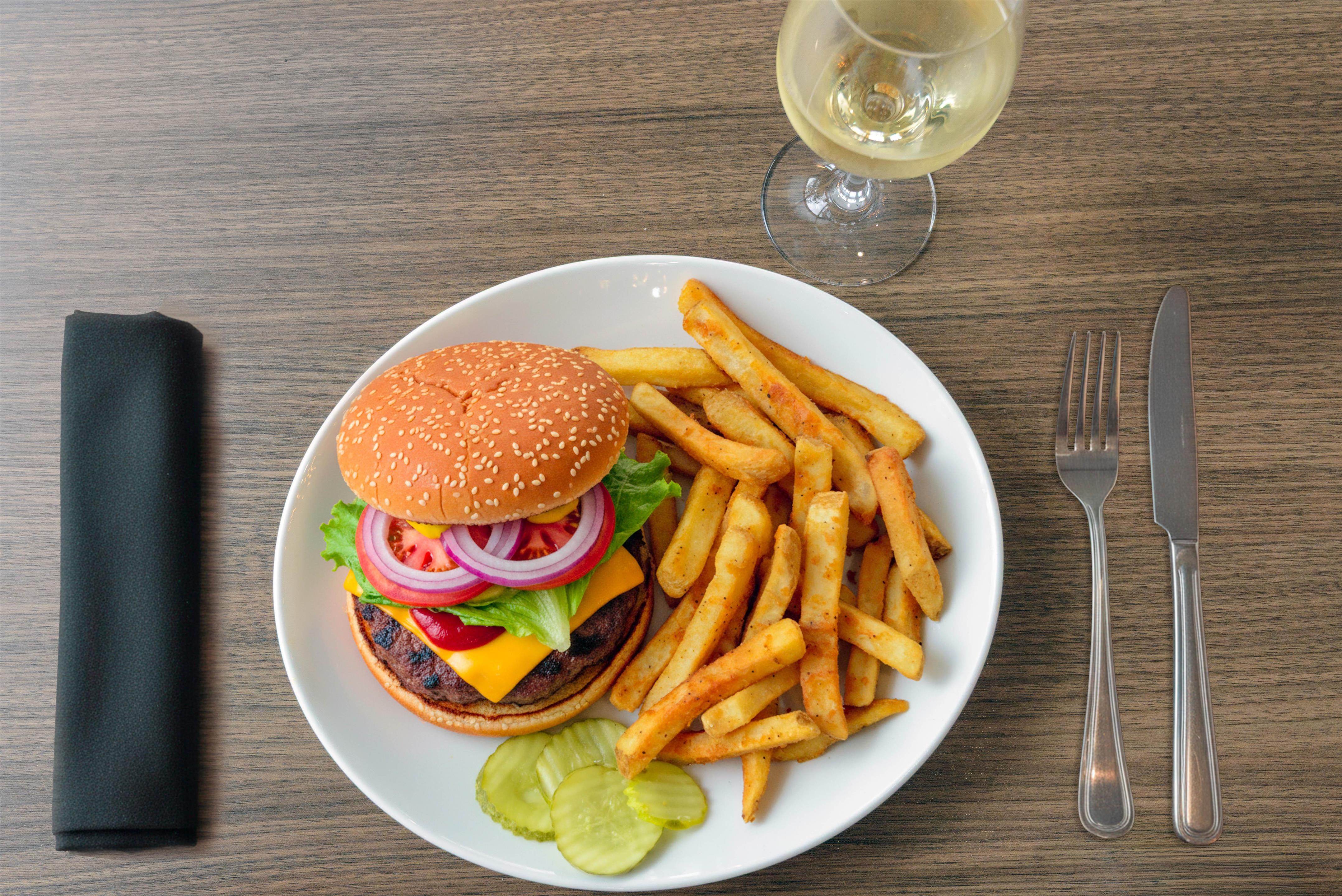 Restaurant | Hilton Garden Inn Buffalo Airport