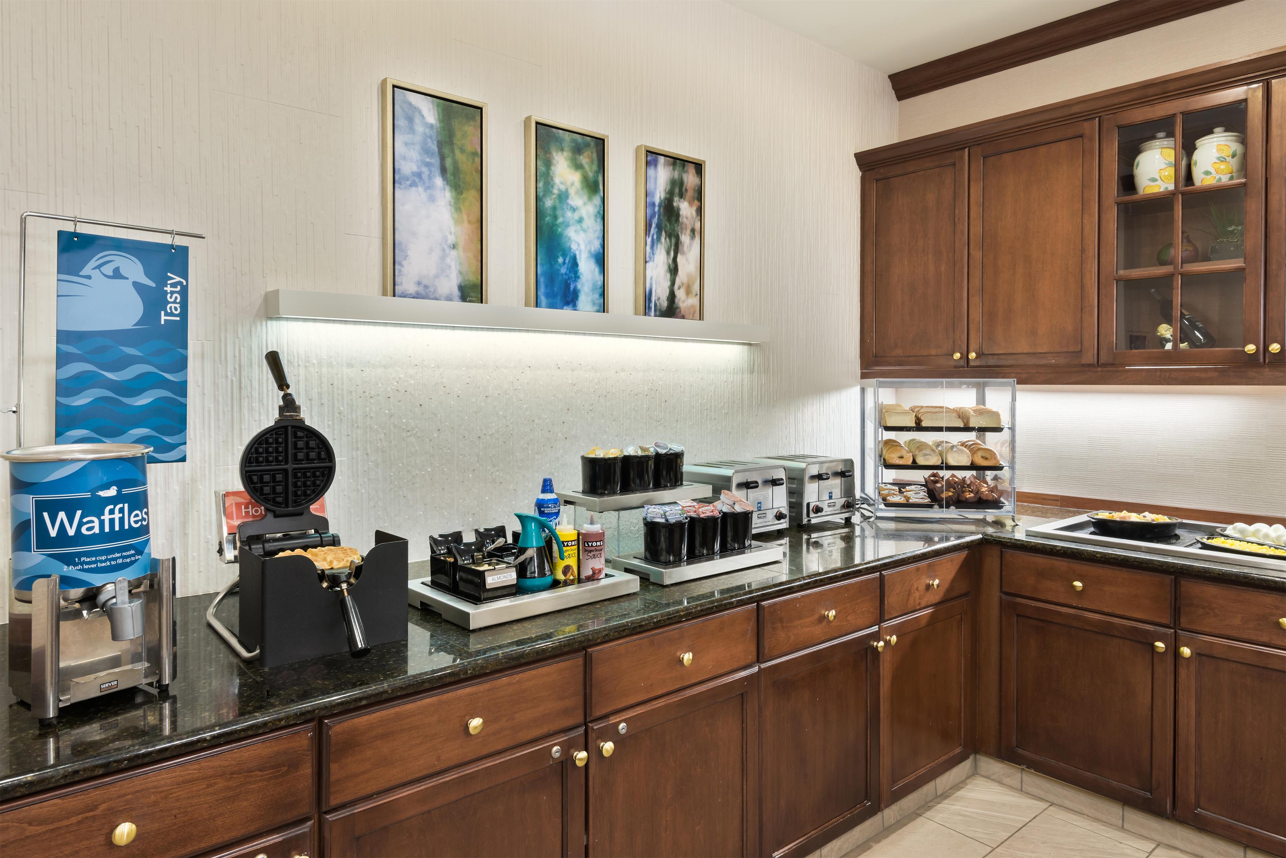 Breakfast Area | Homewood Suites by Hilton Buffalo/Amherst