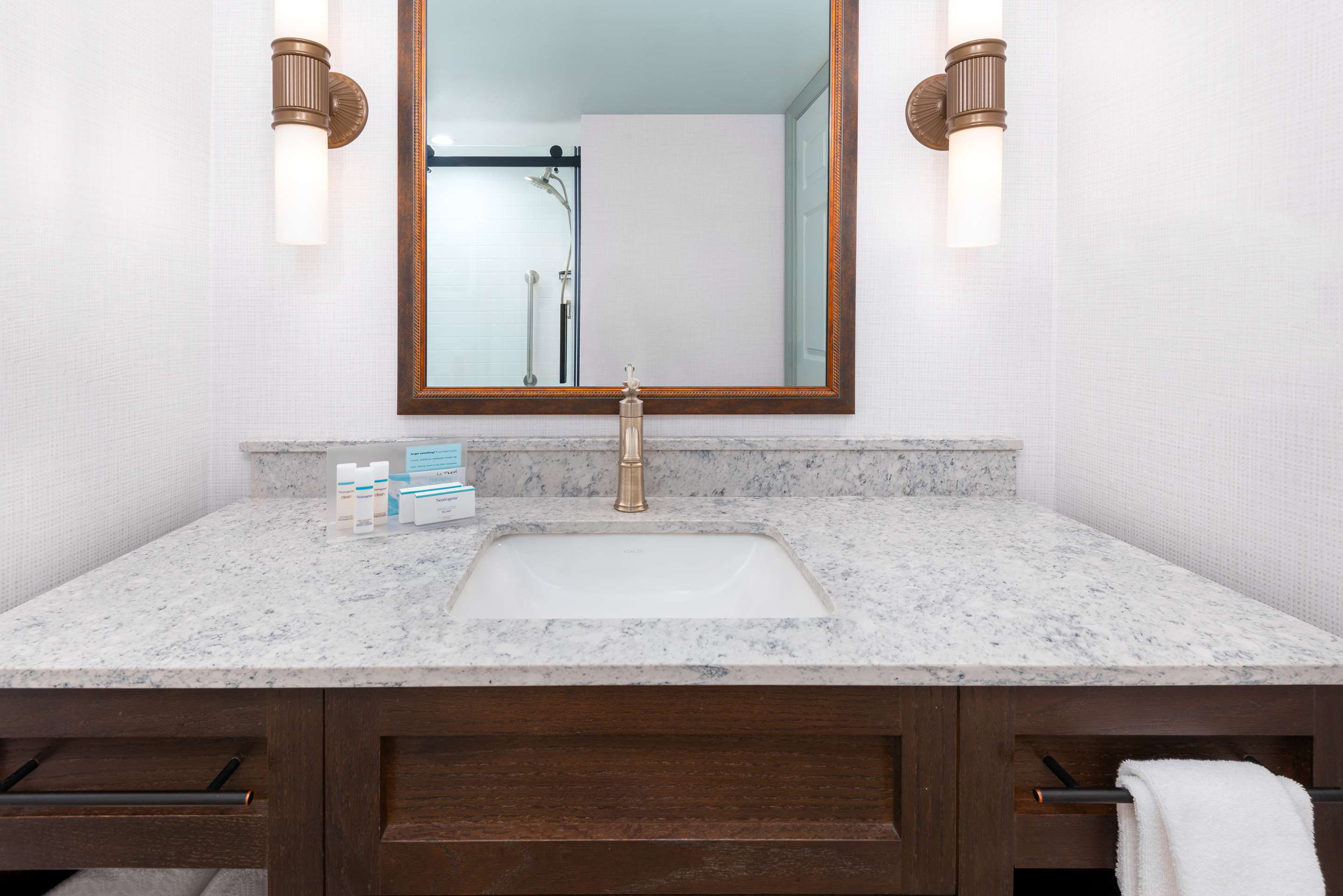 Guest room bath