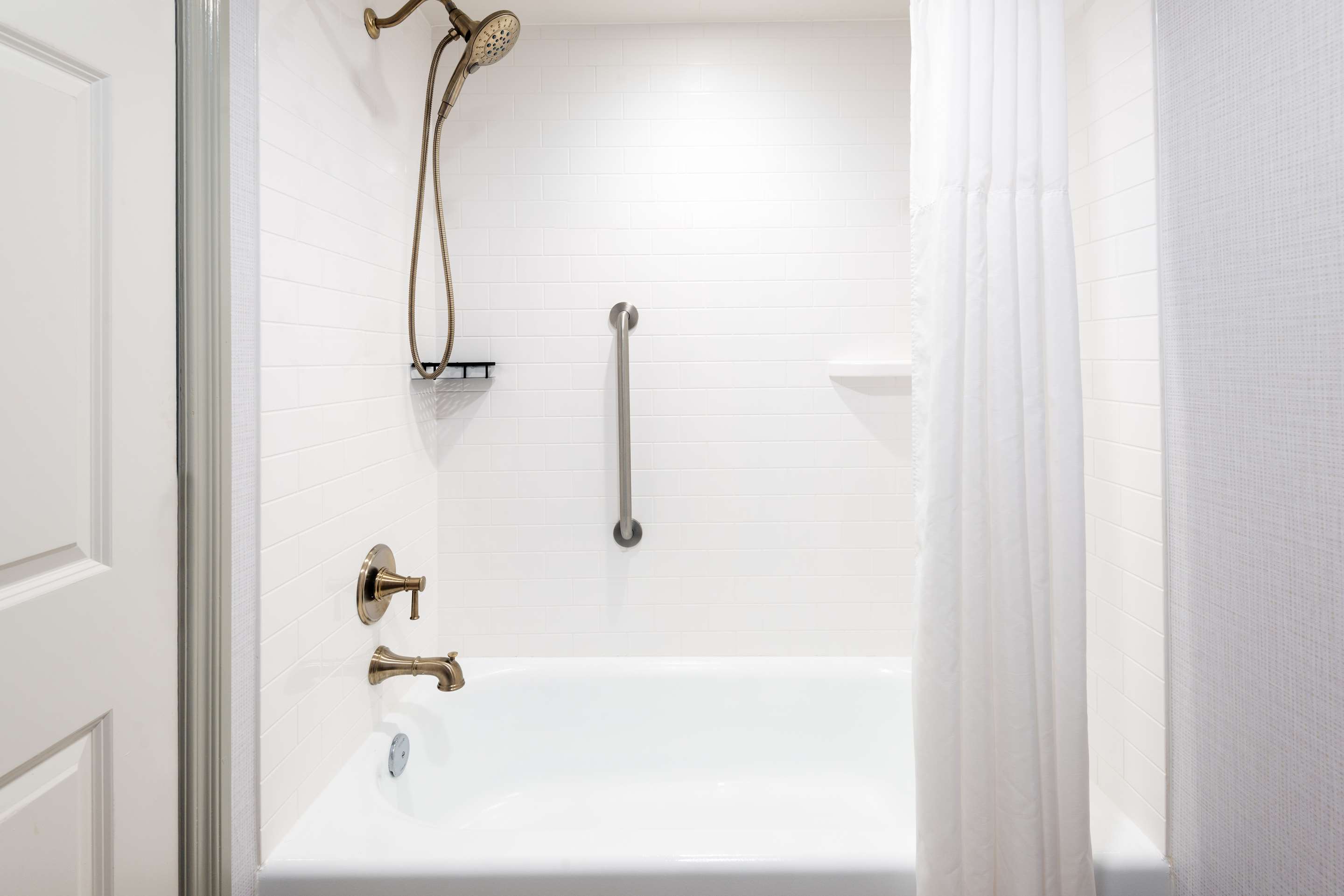 Guest room bath