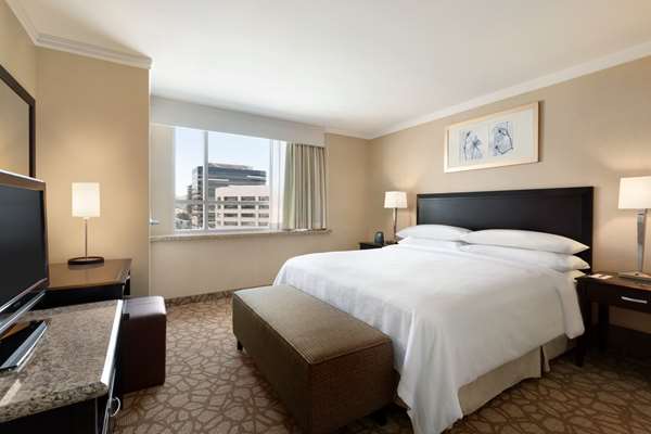  - Embassy Suites Glendale - CA 134, Exit 7