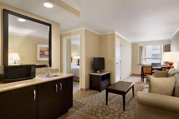  - Embassy Suites Glendale - CA 134, Exit 7