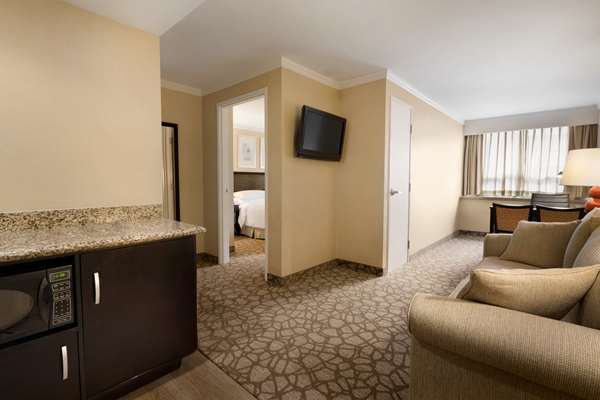  - Embassy Suites Glendale - CA 134, Exit 7