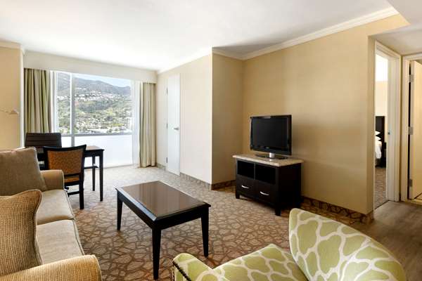  - Embassy Suites Glendale - CA 134, Exit 7
