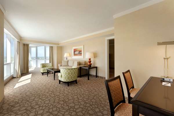  - Embassy Suites Glendale - CA 134, Exit 7